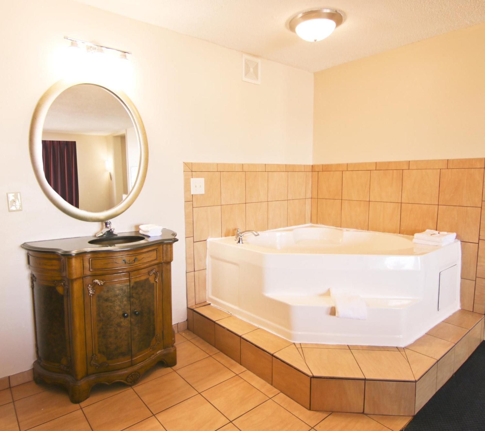 Two Room Suite with One King Bed with Spa Bath Non-Smoking,1024872505:JPEG