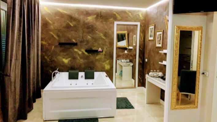 Deluxe Suite Spa Bath