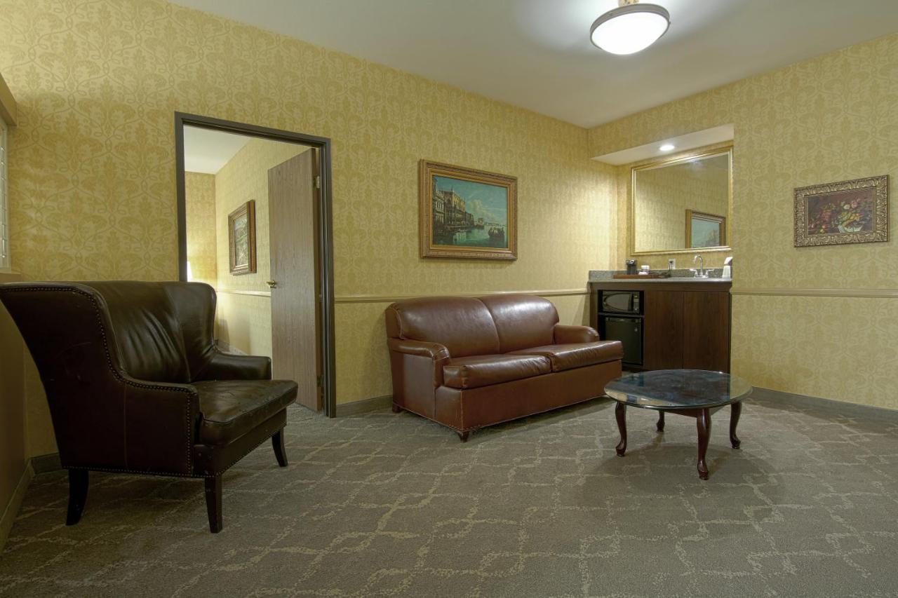 1 King and 1 Queen Bed, One-Bedroom Suite, Non-Smoking,1211057140:JPEG