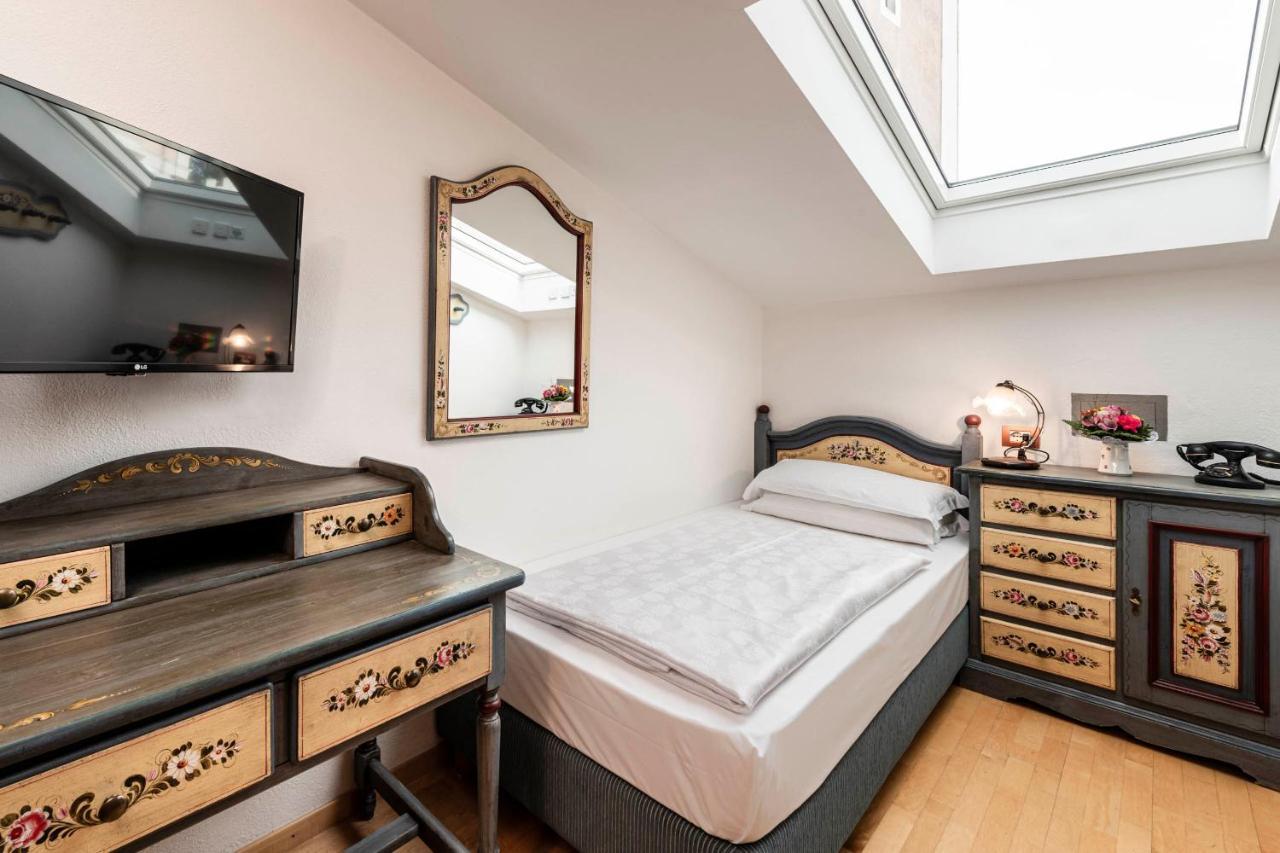 Small Single Room,1038590326:JPEG