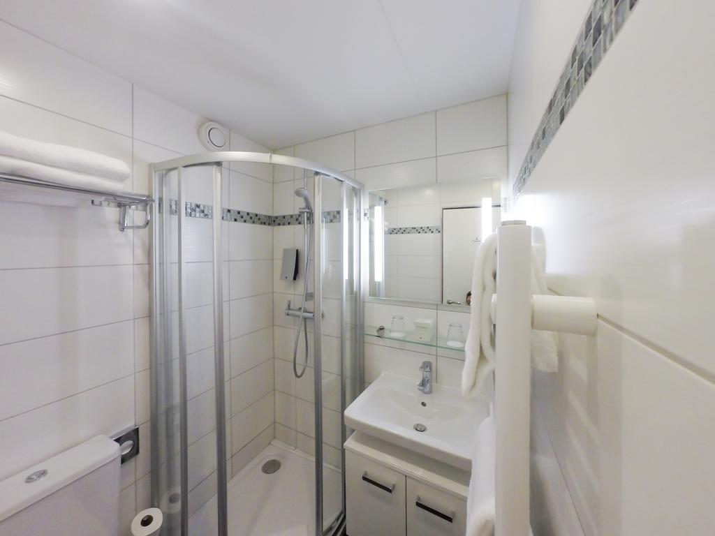 Zimmer mit Queensize-Bett und Balkon