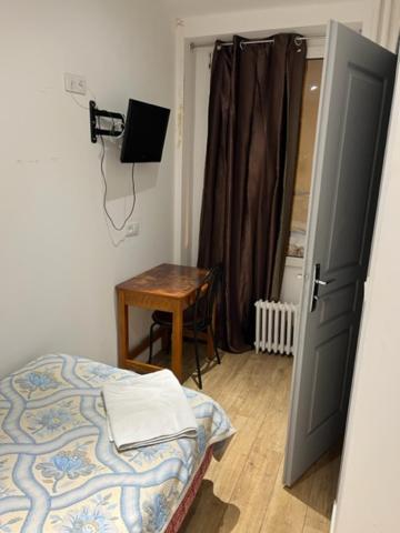 Single Room with Shared Bathroom,1163412219:JPEG