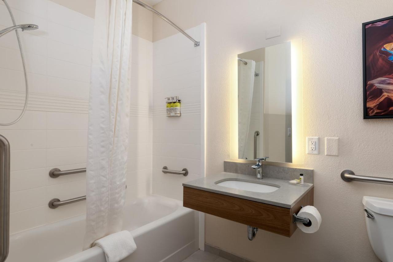 One-Bedroom Suite with Tub - Mobility Accessible