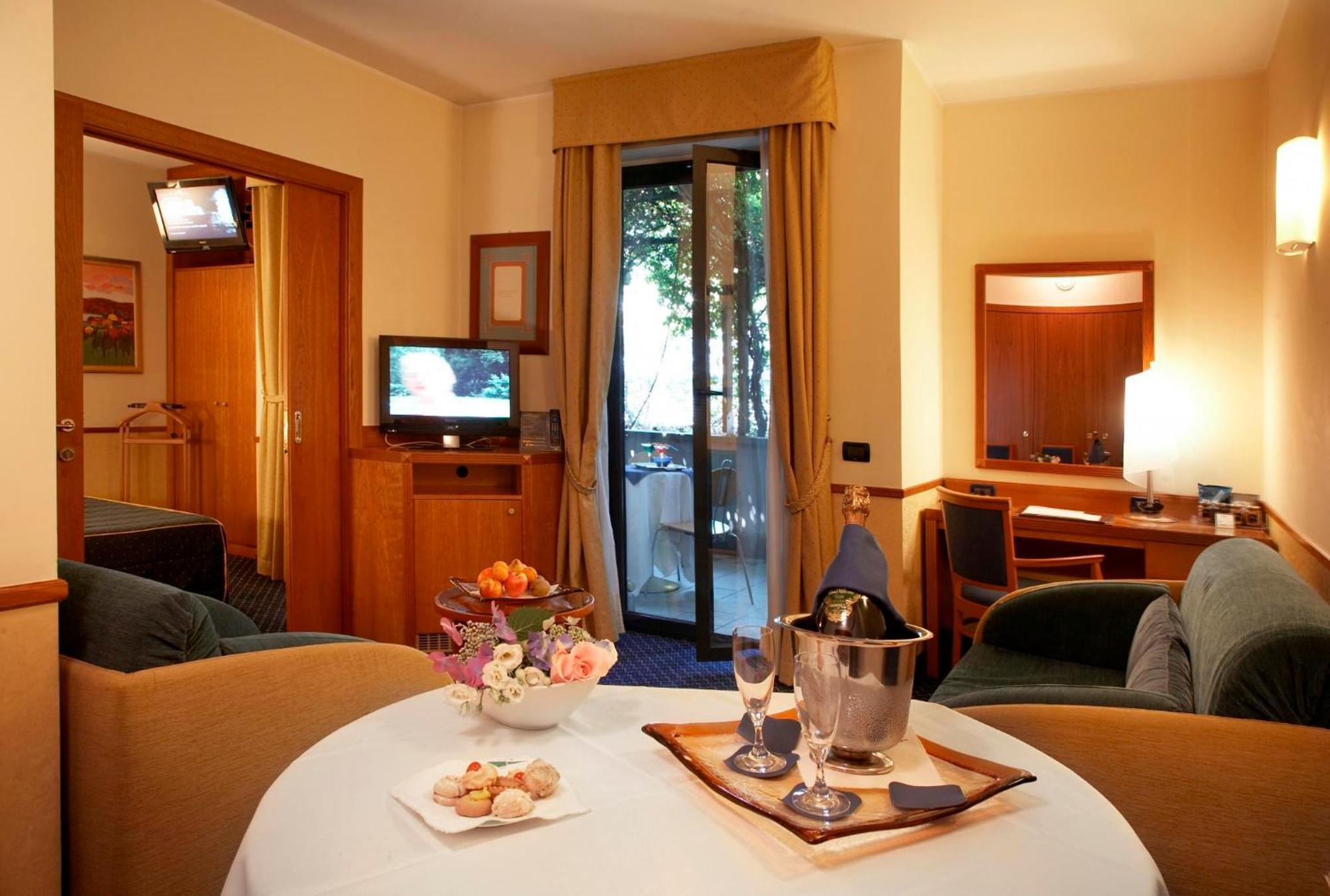 Junior Suite (4 Adults),705360832:JPEG