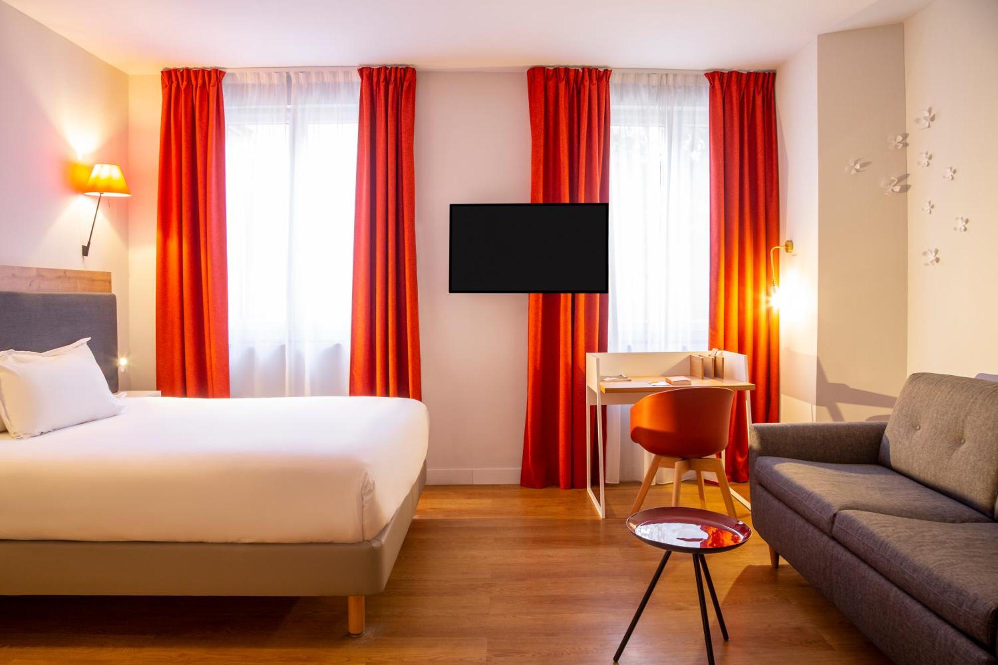 Family Room (6 Adults),1215182302:JPEG