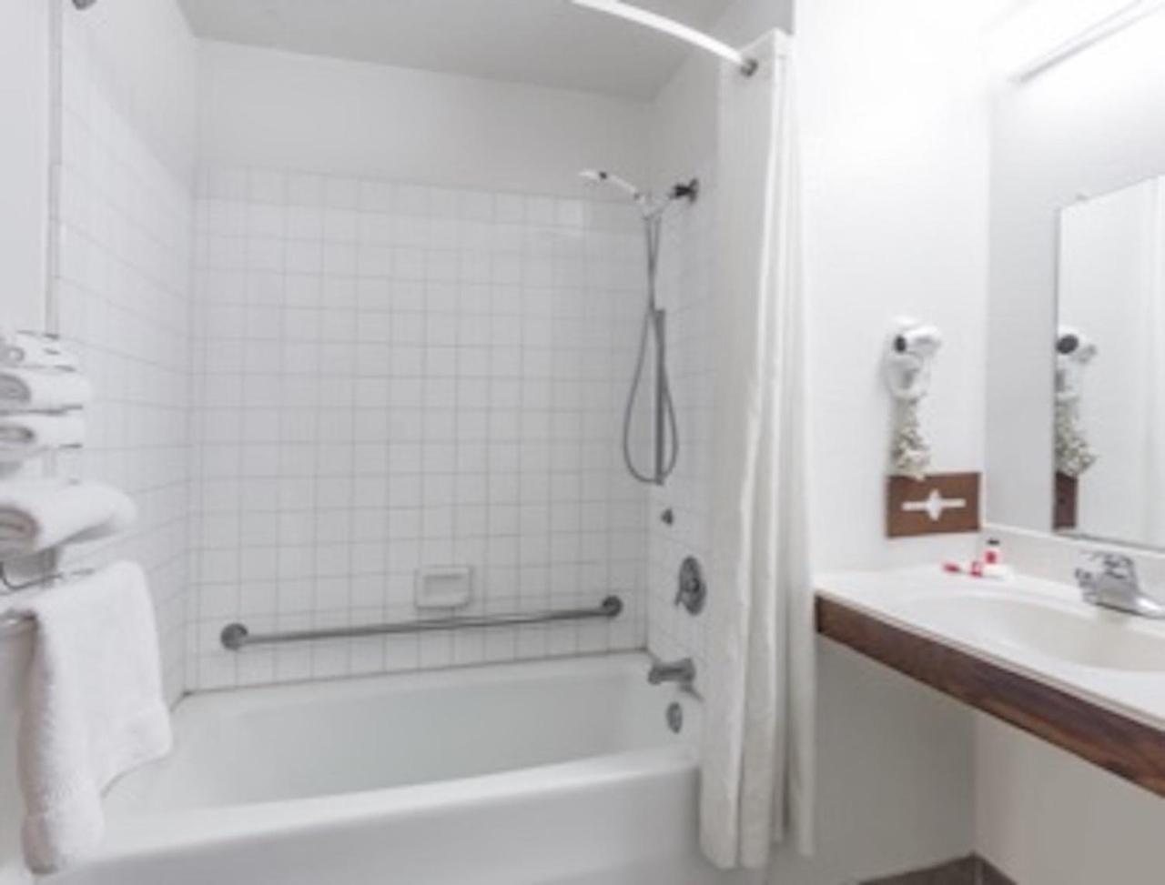 Queen Room - Mobility Access/Non-Smoking,1217793790:JPEG
