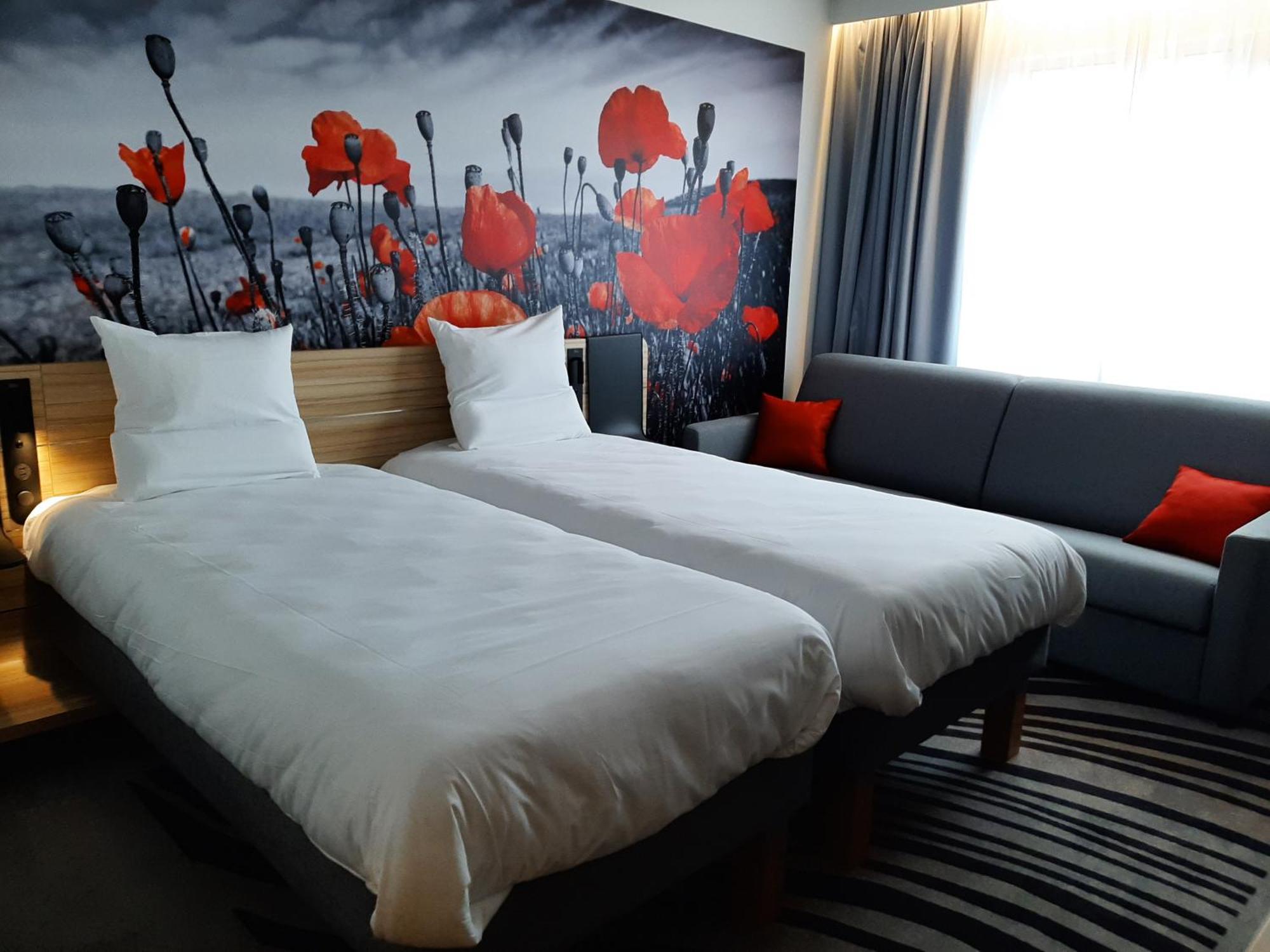 Chambre Triple Supérieure avec 2 Lits Simples et 1 Canapé