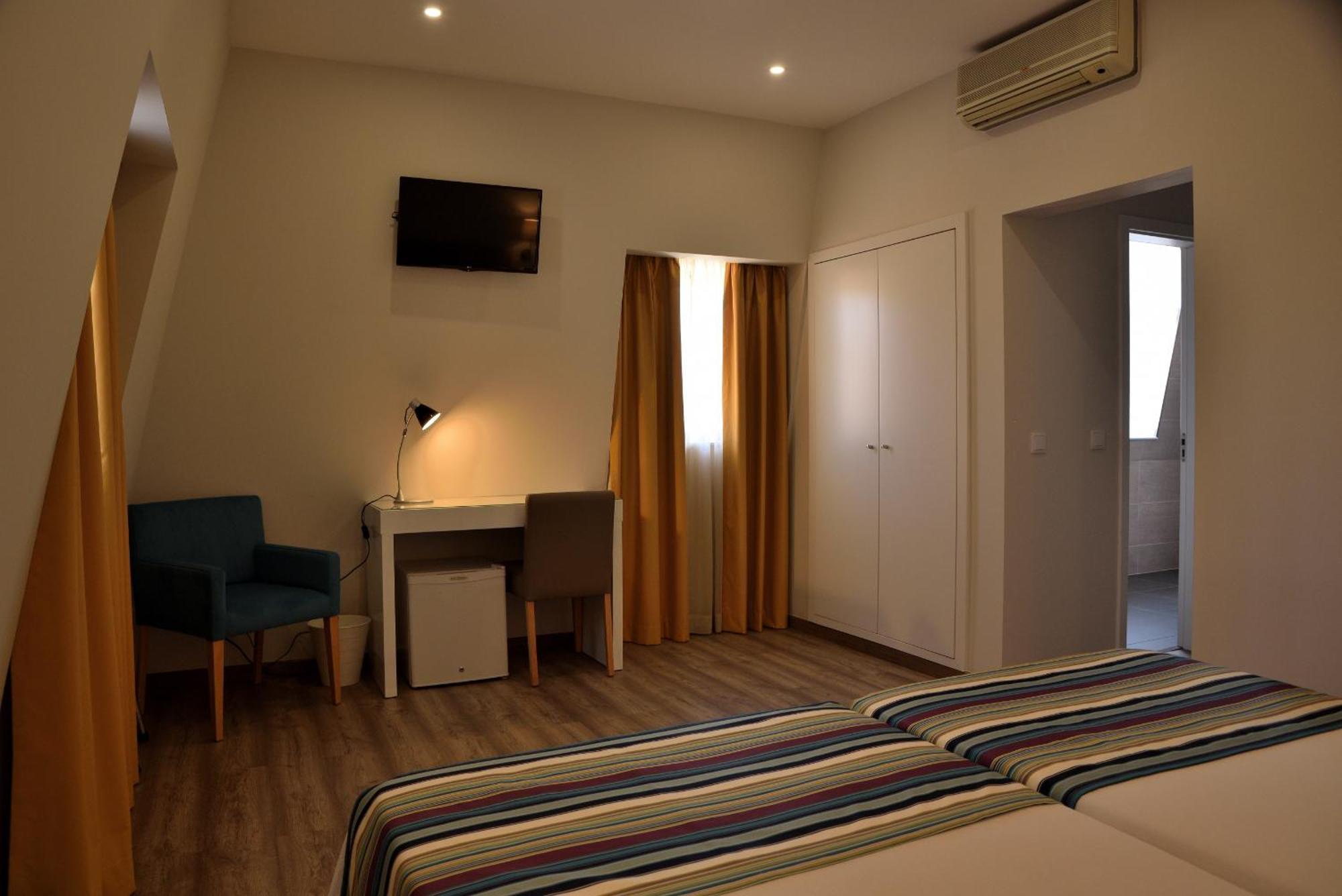 Twin Room,1226971424:JPEG