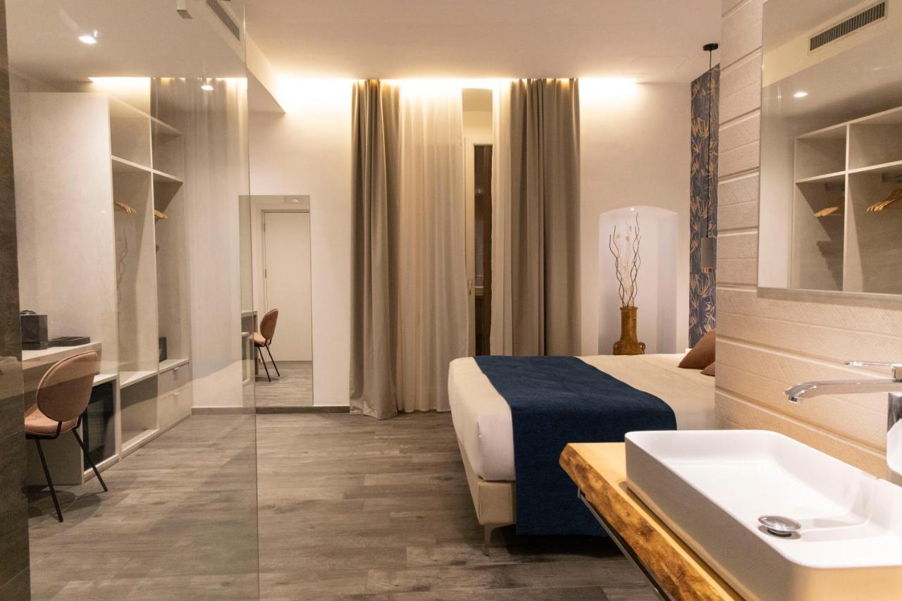 Deluxe Double Room Shower