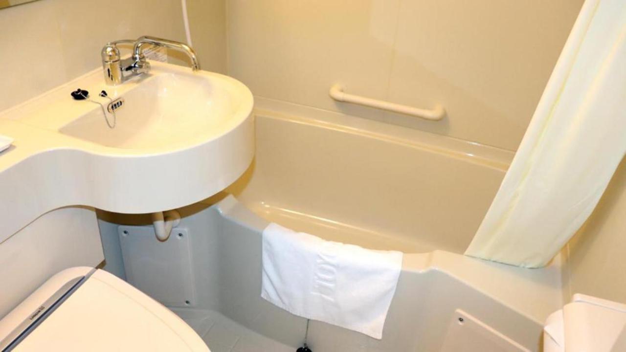 Standard Twin Room with a Shower & Bath Room between Beds - Smoking