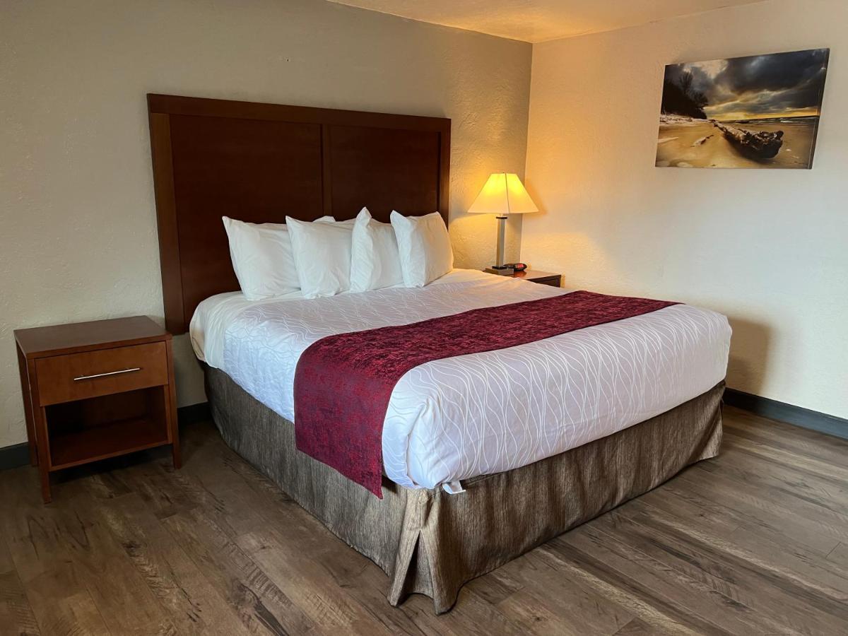 Suite with Hot Tub,1255758553:JPEG