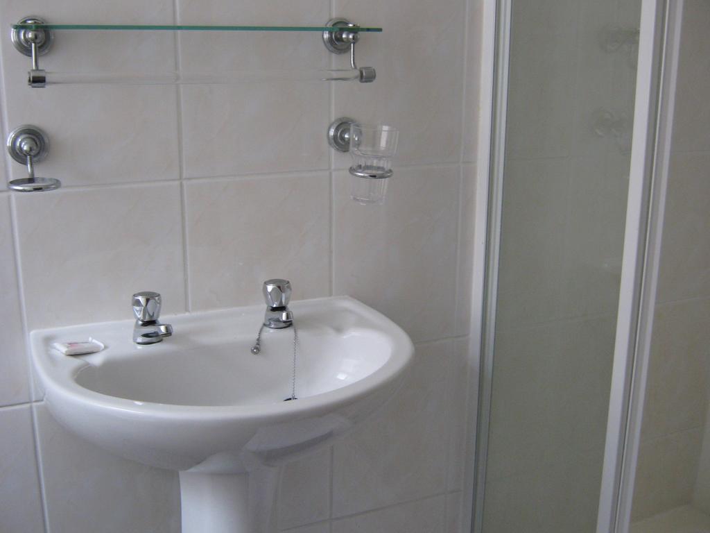 Twin Room Bathroom,127218366:JPEG