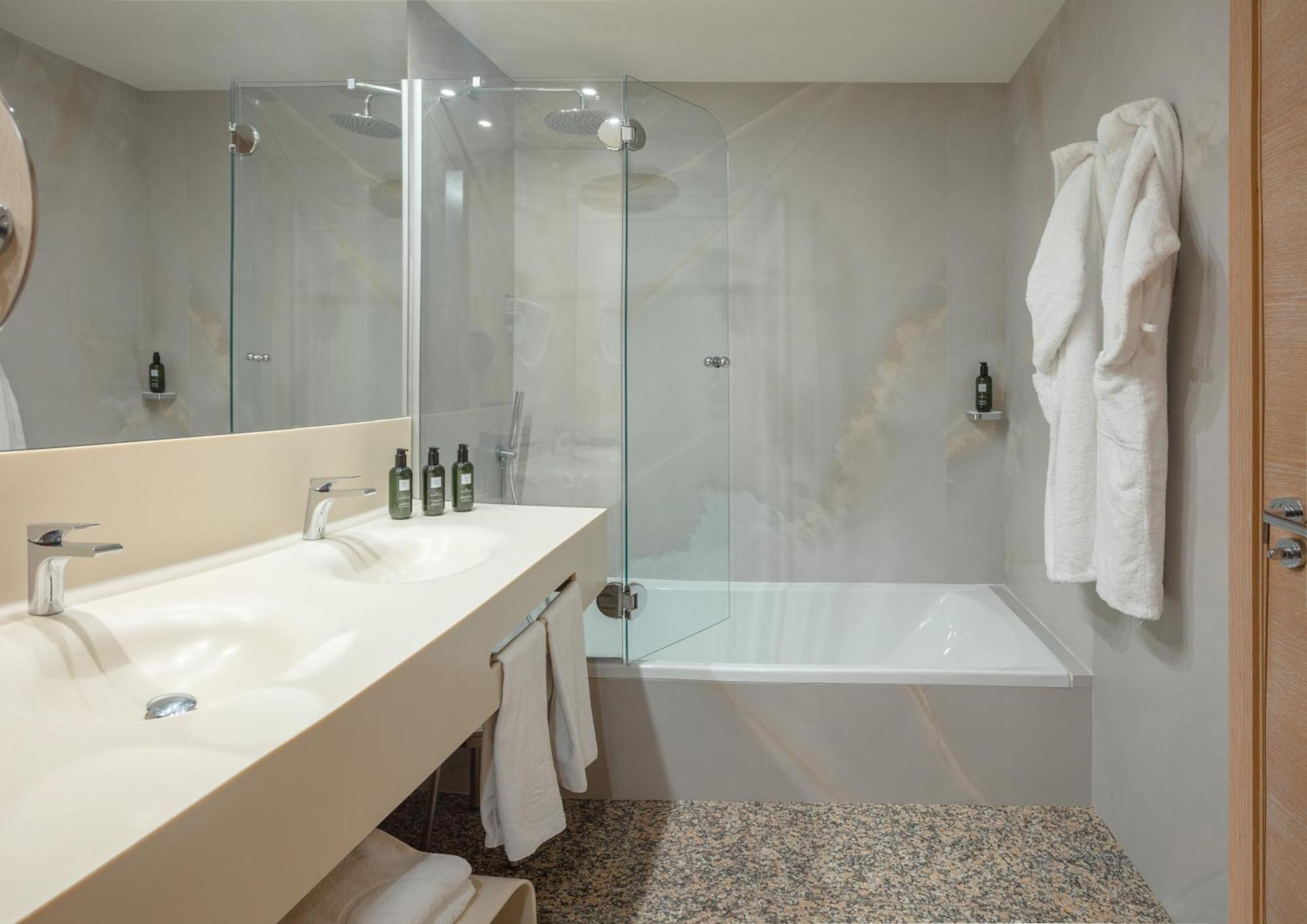 Quarto Superior com Cama de Casal ou 2 de Solteiro