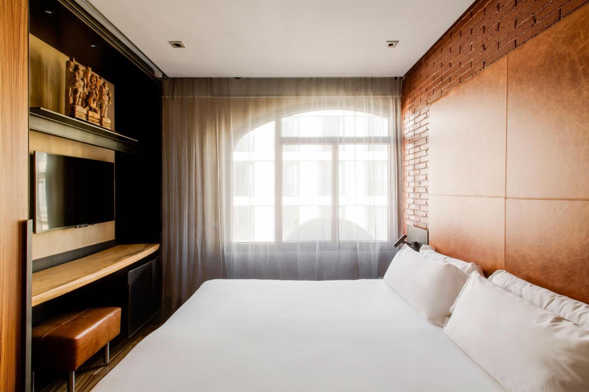 Quarto com Cama de Casal ou 2 de Solteiro