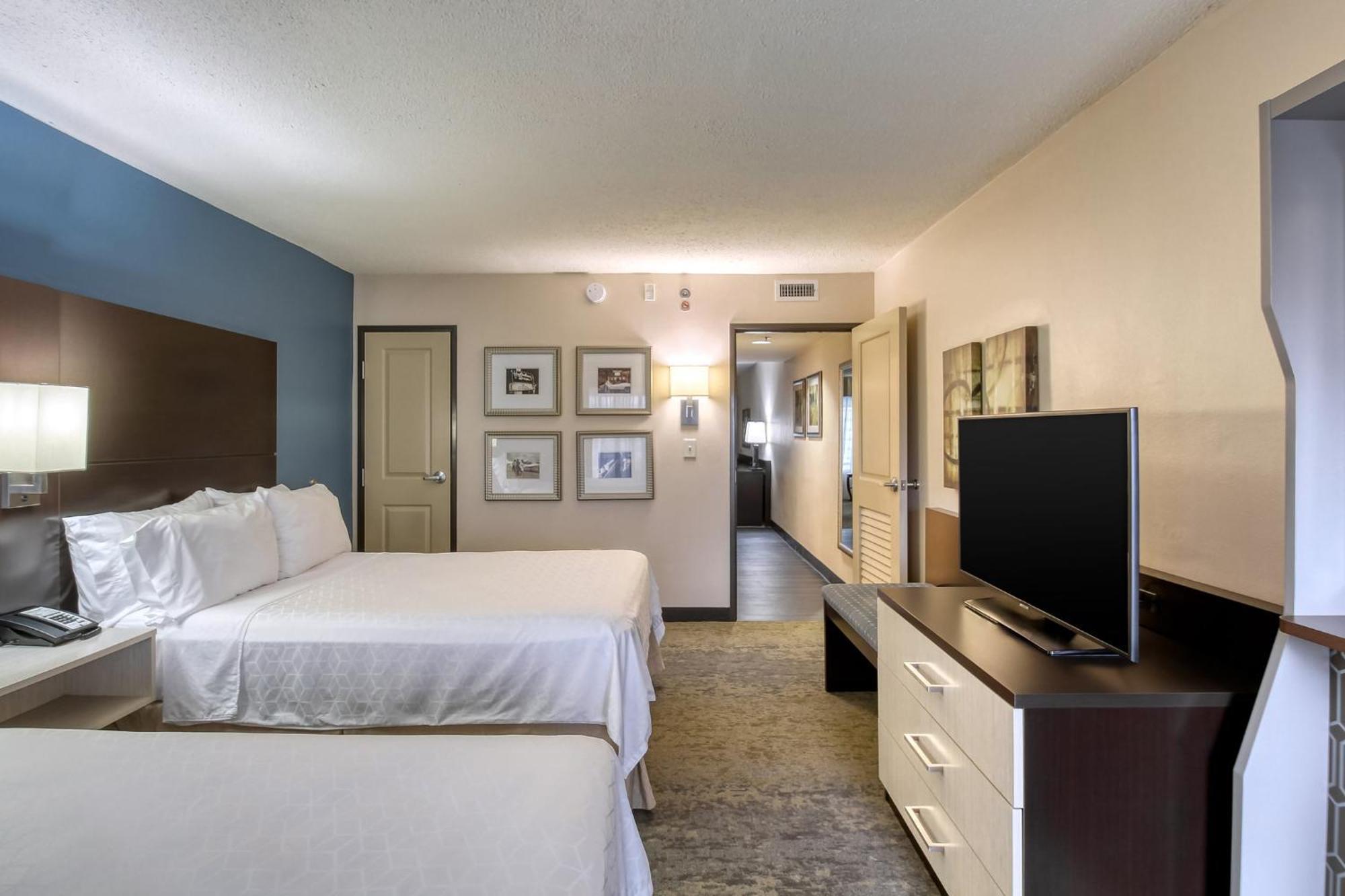 Standard Twin Room with Roll-in Shower - Communications Access,1434326551:JPEG