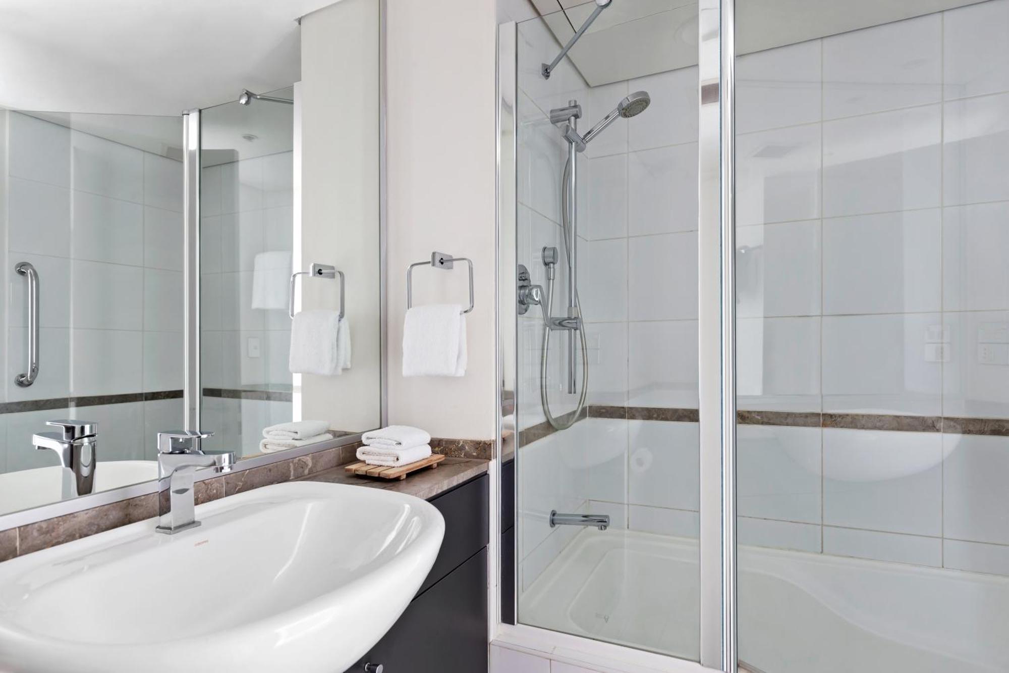 One-Bedroom Apartment with One Queen Bed,1580409391:JPEG