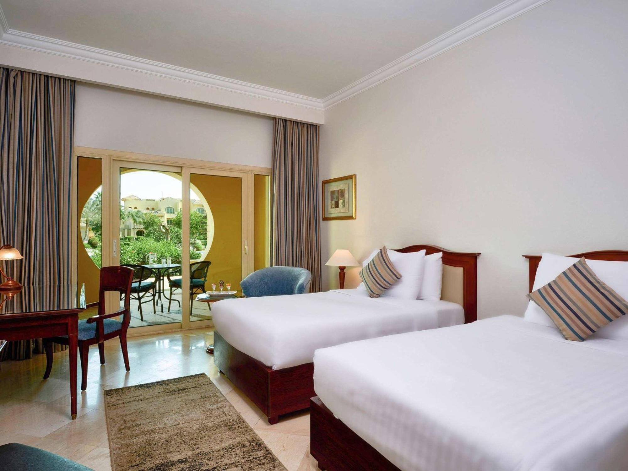 Quarto Deluxe com 2 Camas de Solteiro e Vista do Jardim e da Piscina
