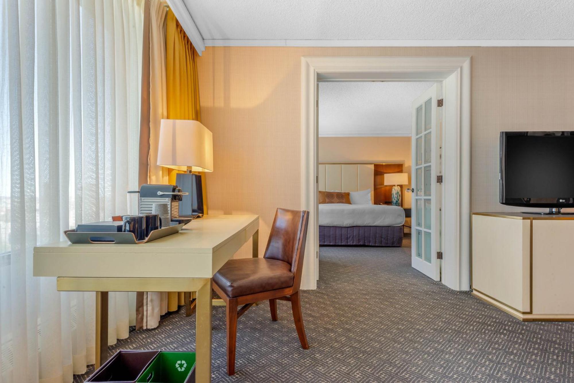 Omni Suite – 1 King bed with Sofabed,1277354059:JPEG