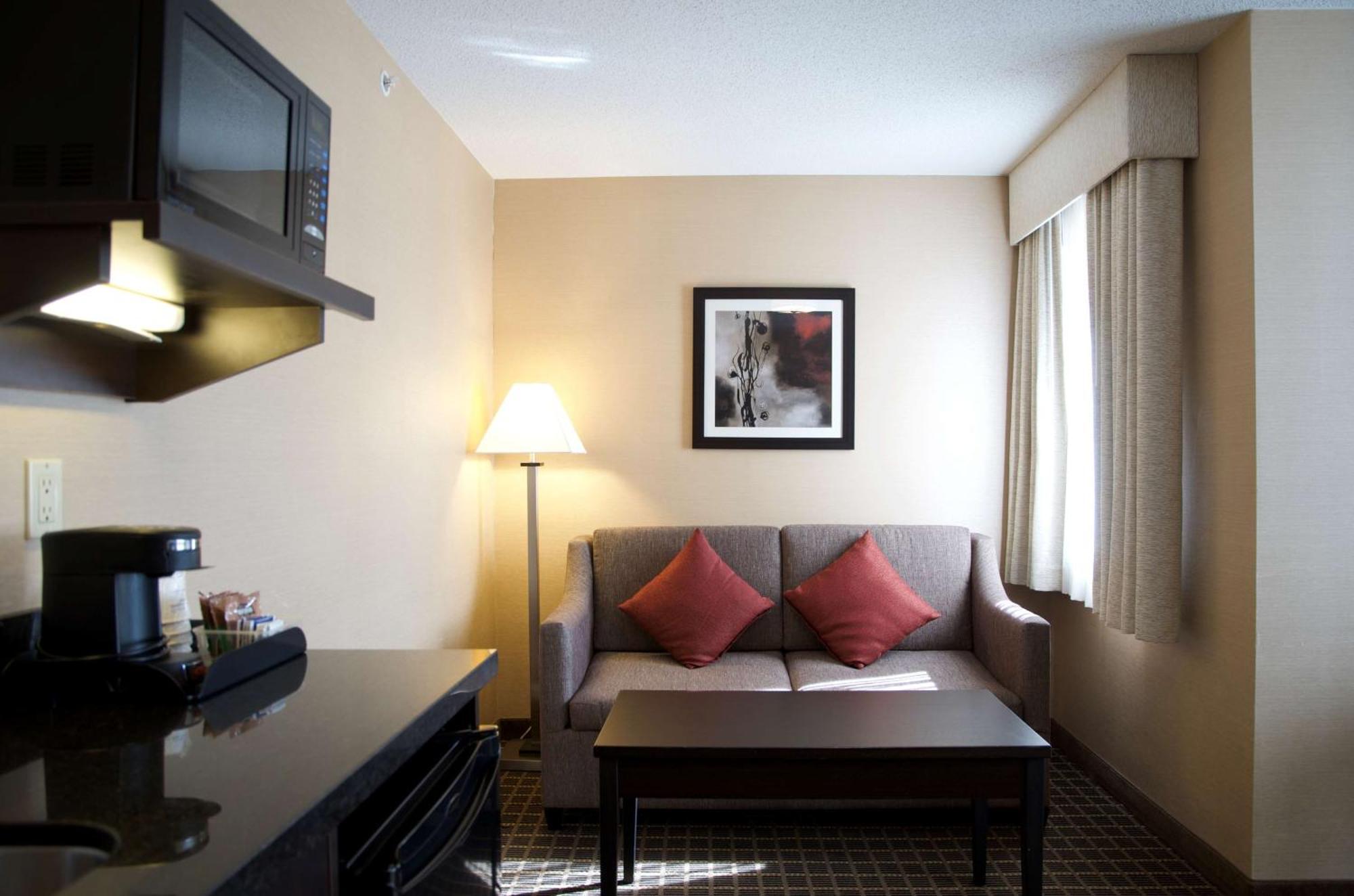 Executive Queen Suite with Two Queen Beds and Sofa Bed - Non-Smoking,1345037375:JPEG