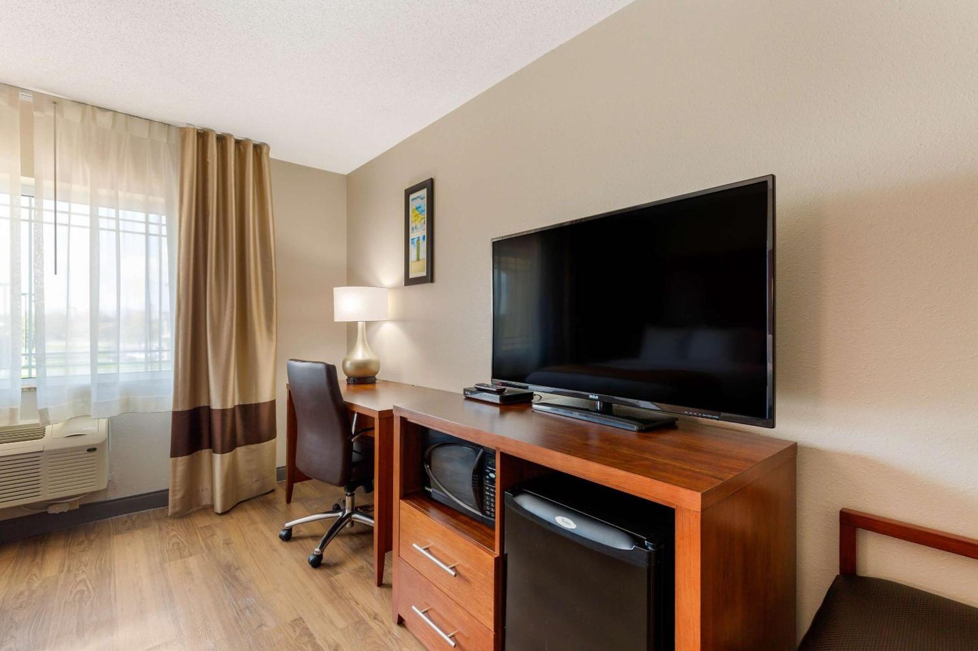 Standard Queen Room with Two Queen Beds - Non-Smoking,1284602992:JPEG