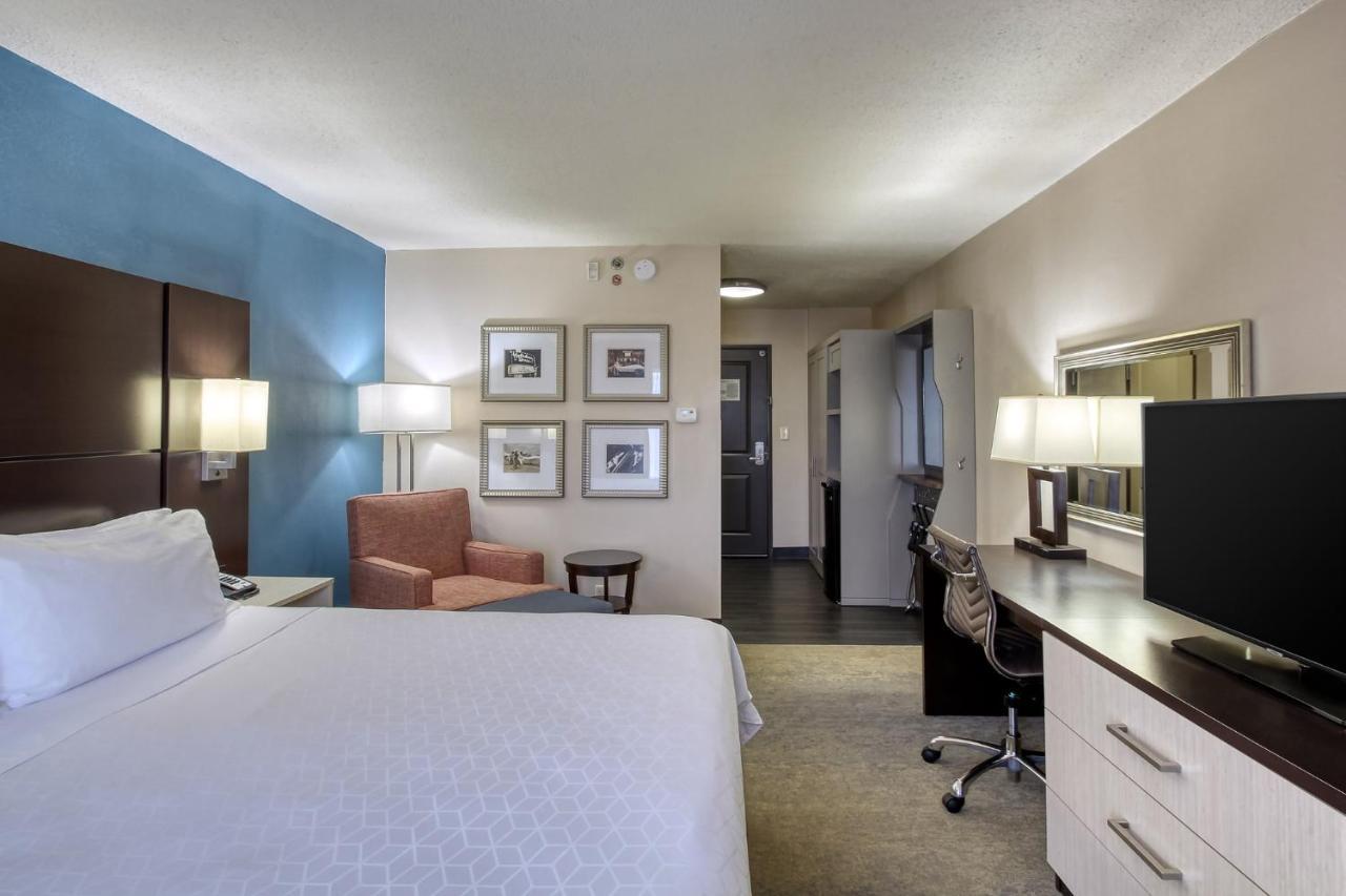 Standard King Room with Roll-In Shower - Communications Access,1434326335:JPEG
