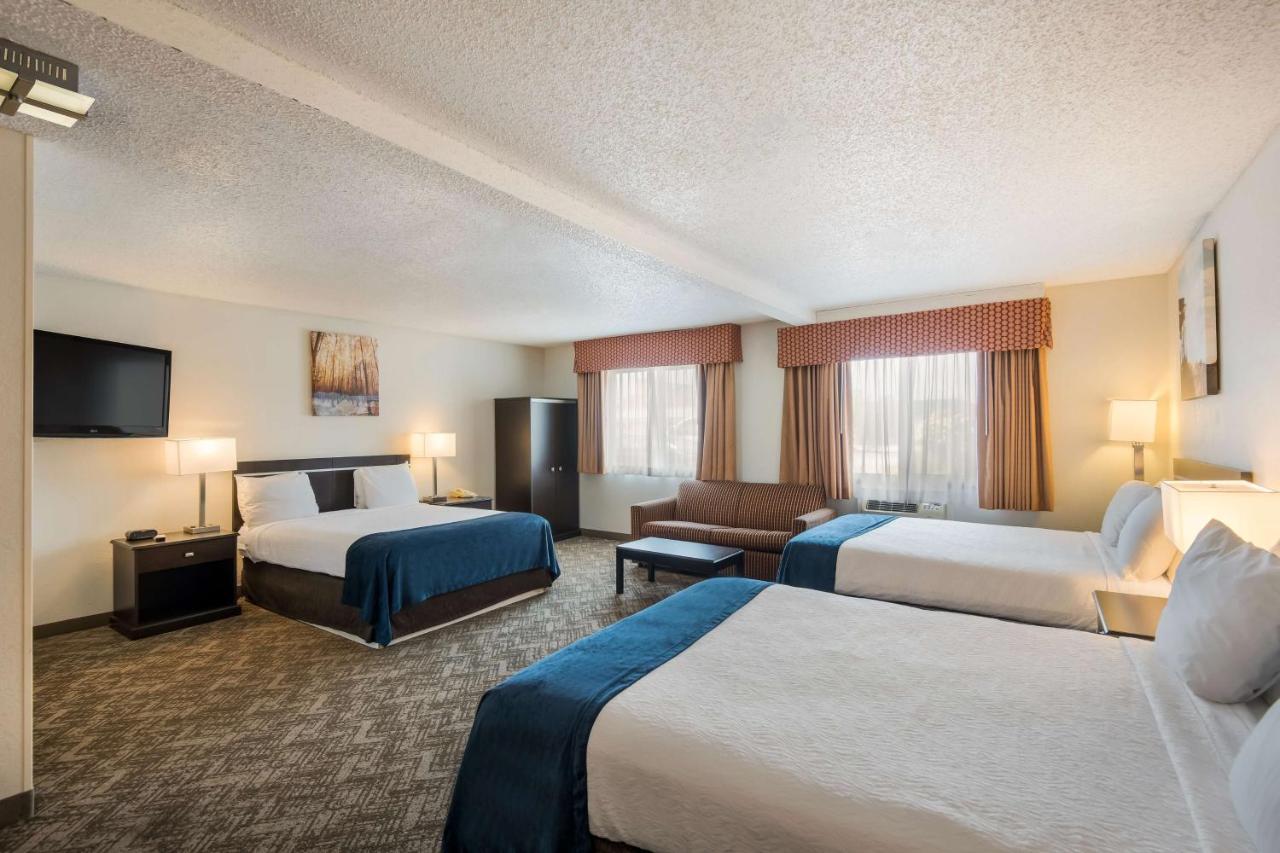 Mini Suite with Three Queen Beds and Sofa Bed - Non-Smoking,1305712033:JPEG