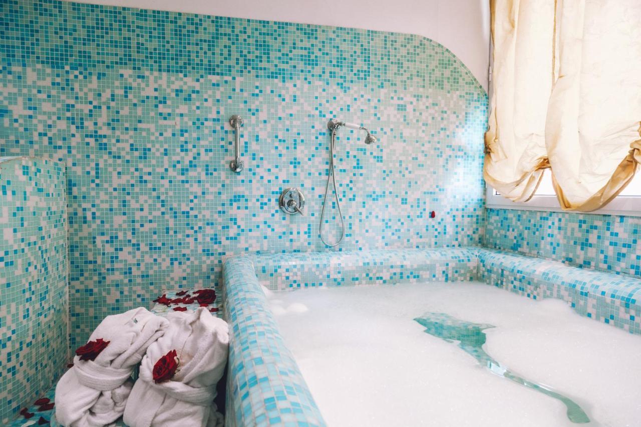 Deluxe Double Room Bath