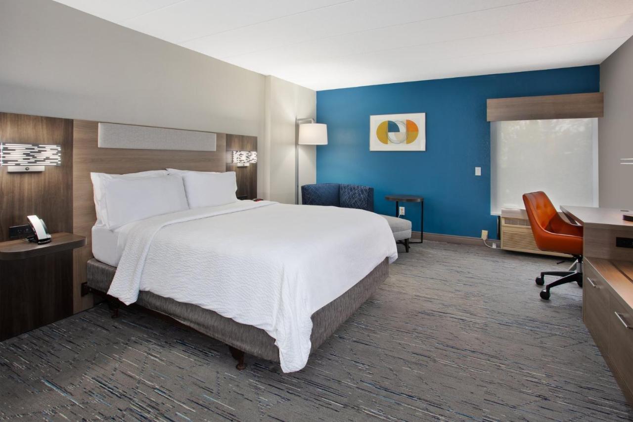 Standard Queen Room with Roll In Shower - Mobility/Communications Accessible,1617472807:JPEG