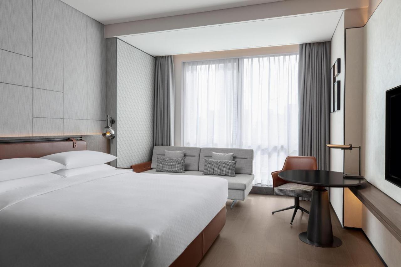 Deluxe, Guest room, 1 King, City view,1648989819:JPEG