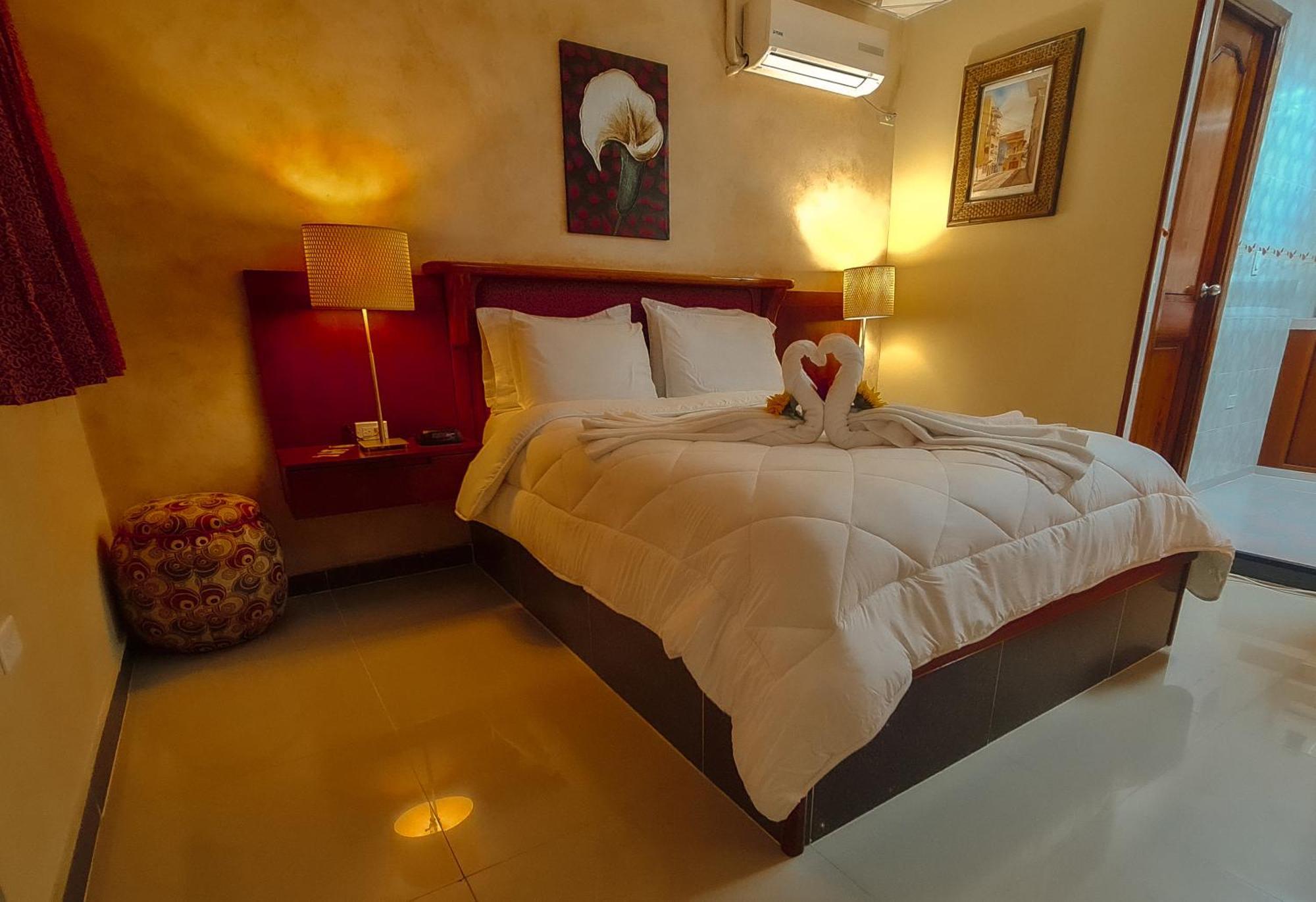Habitación con cama grande y bañera de hidromasaje