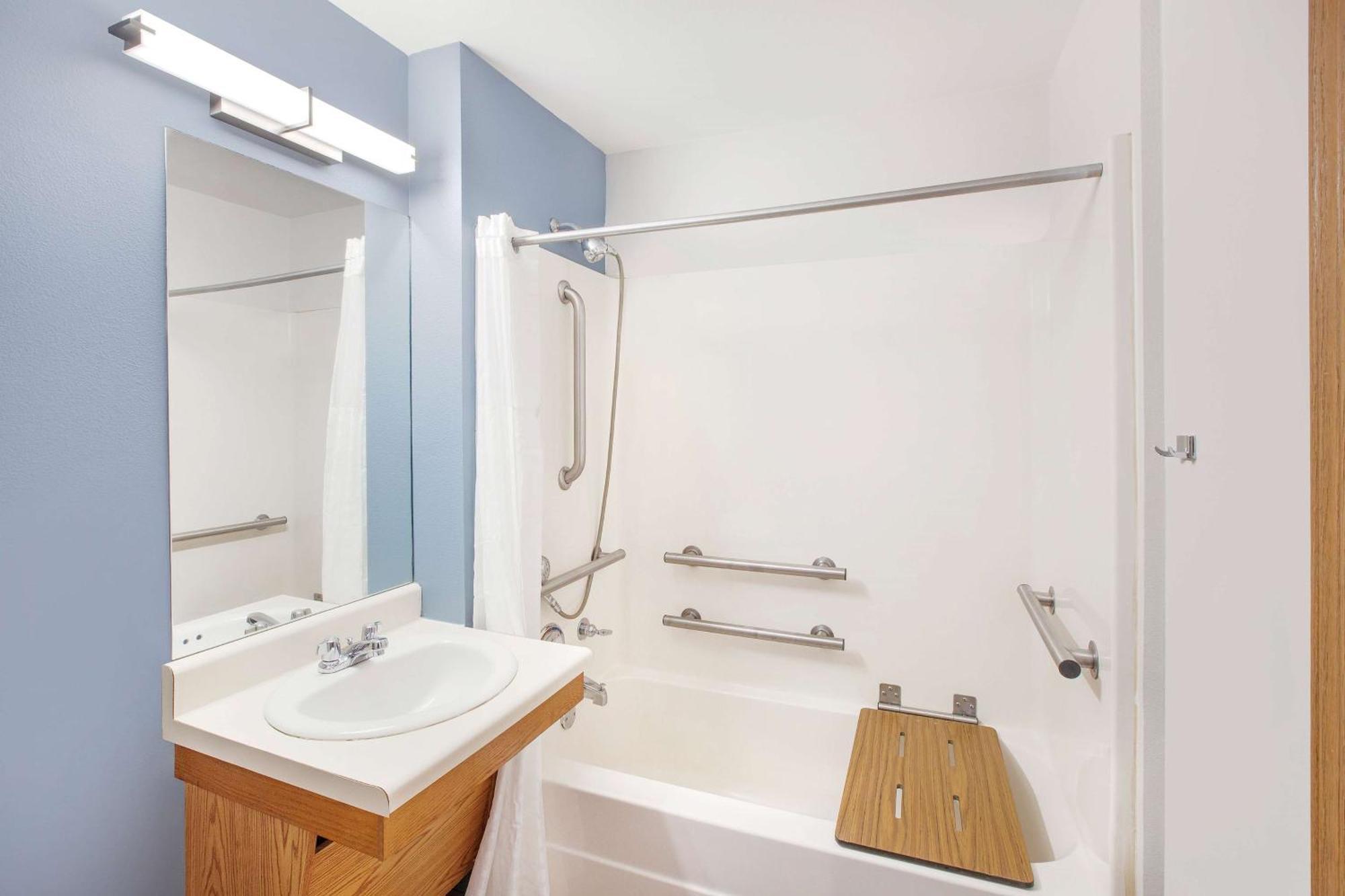 Queen Suite with Tub - Disability Access/Non Smoking