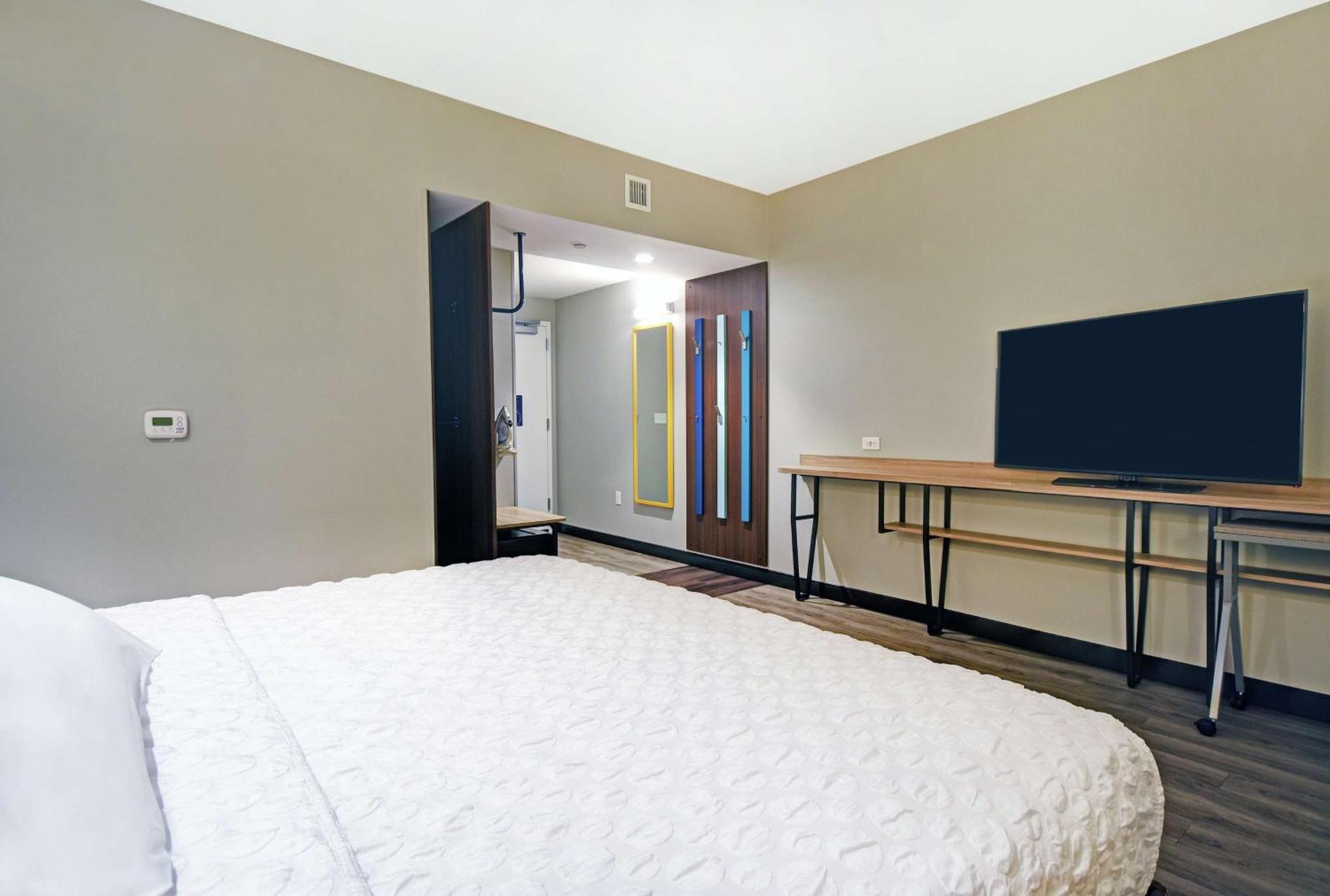 King Room with Roll-In Shower - Mobility Access