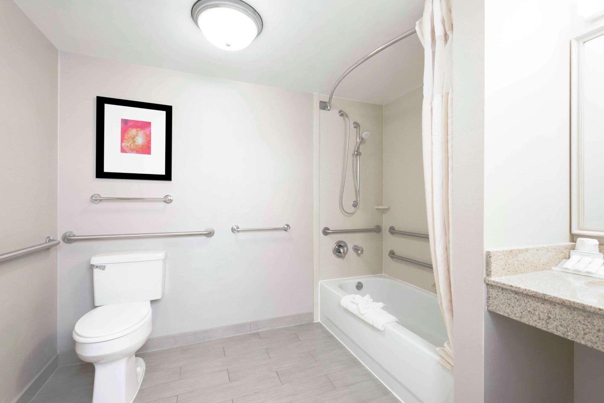 Queen Room with Two Queen Beds and Accessible Tub - Mobility Access,1551626107:JPEG