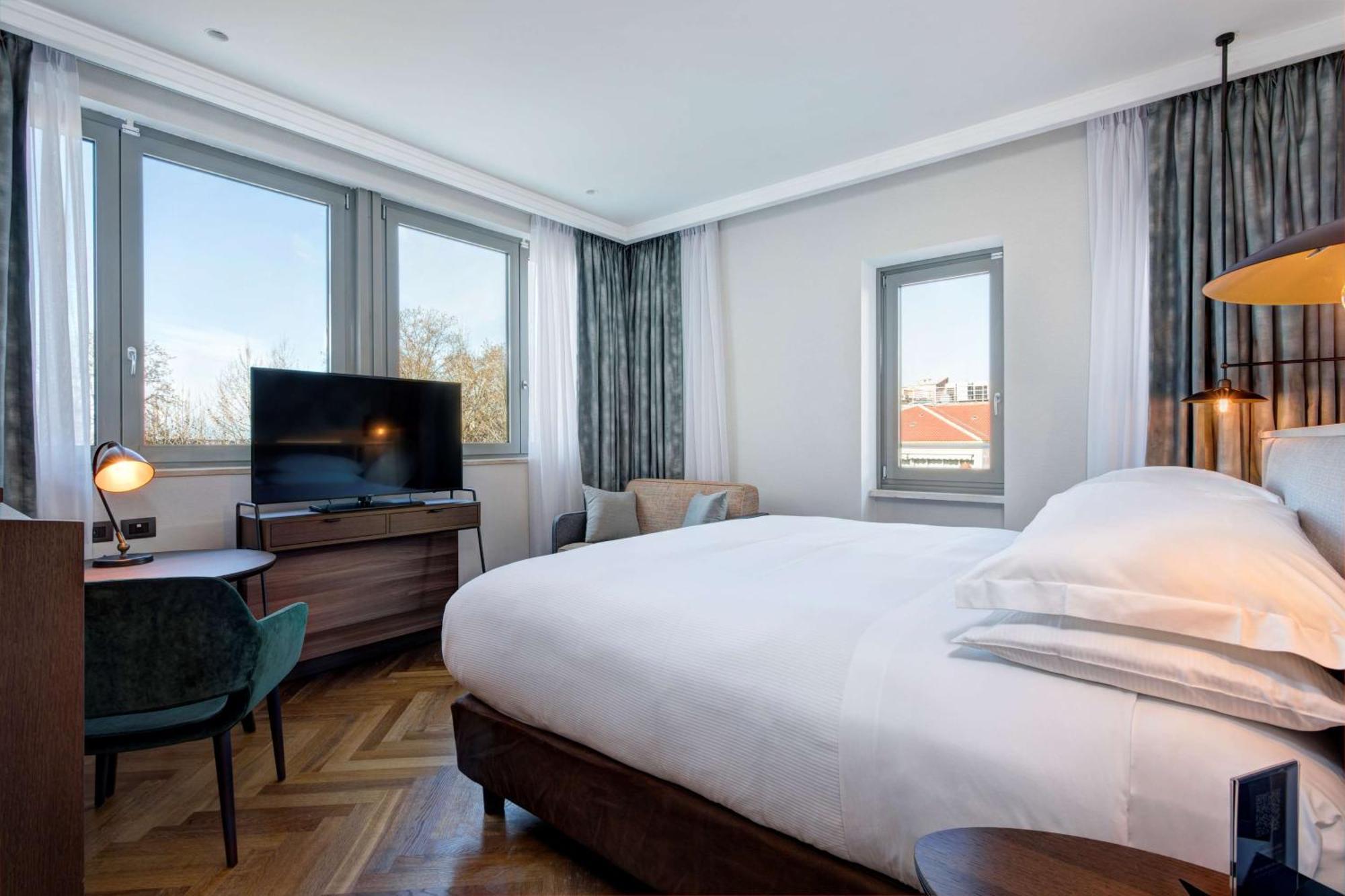 Deluxe King Room,1552474534:JPEG