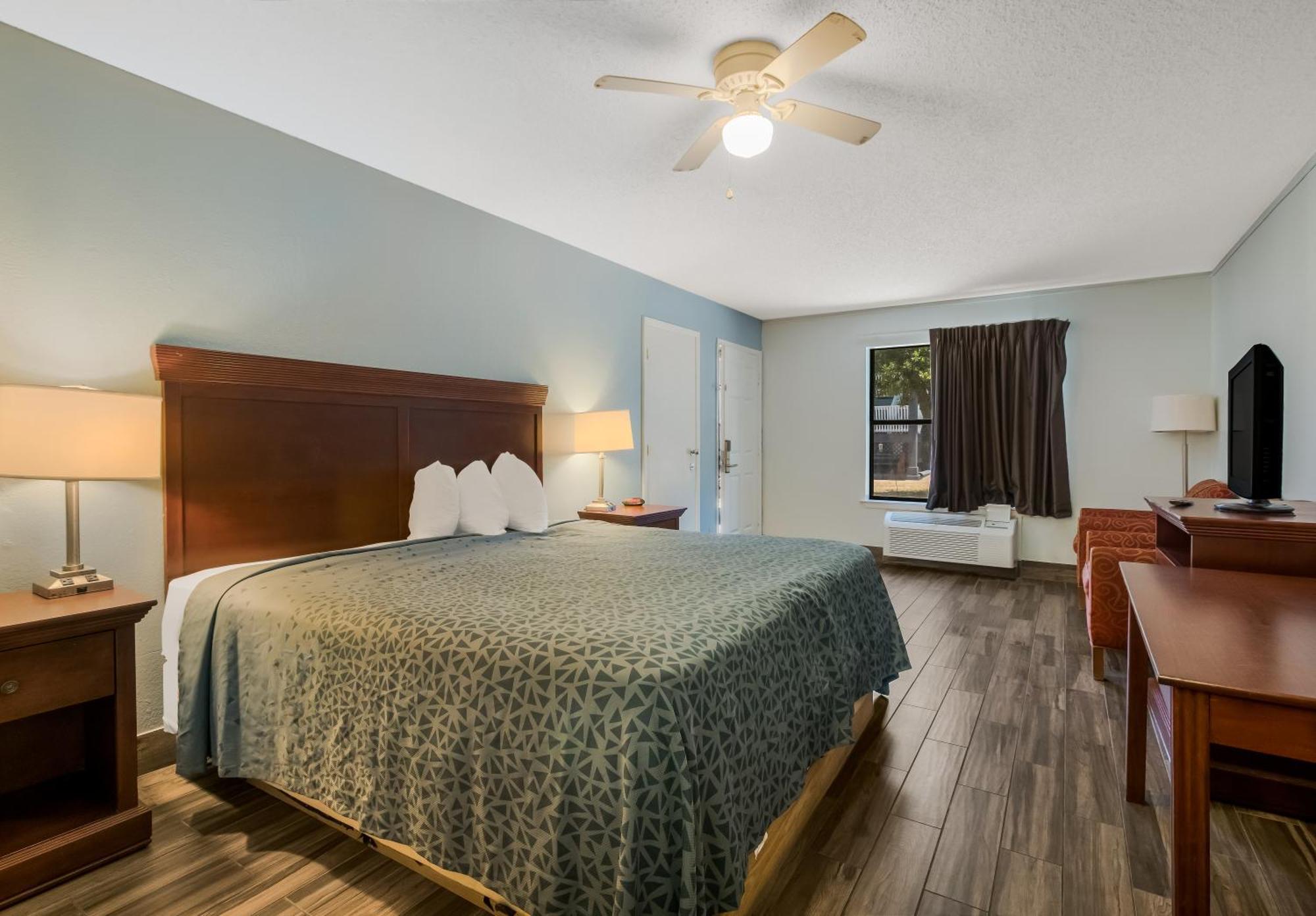 1 Bedroom King Suite/Sofa Bed - Non-smoking,1553512537:JPEG