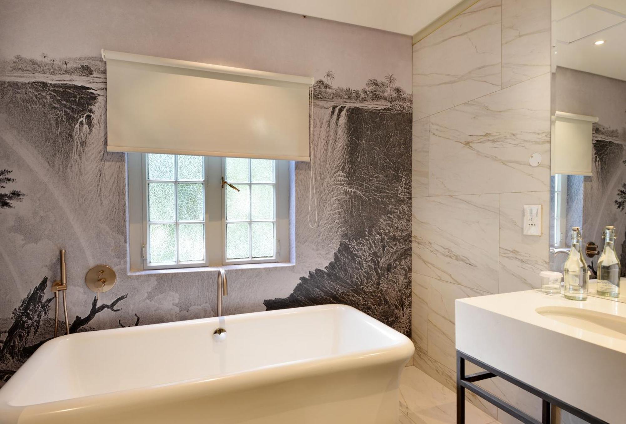 Executive Suite,1558095880:JPEG
