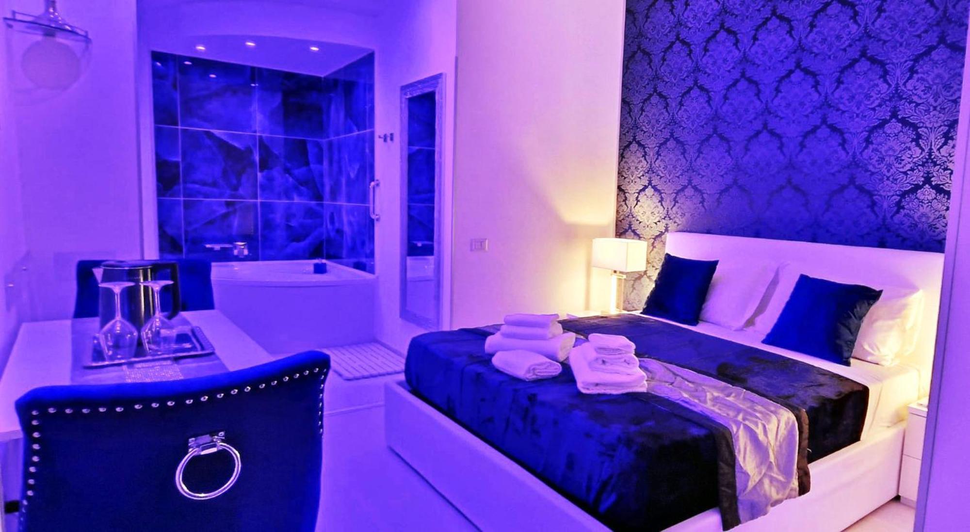 Suite with Hot Tub,1574927477:JPEG
