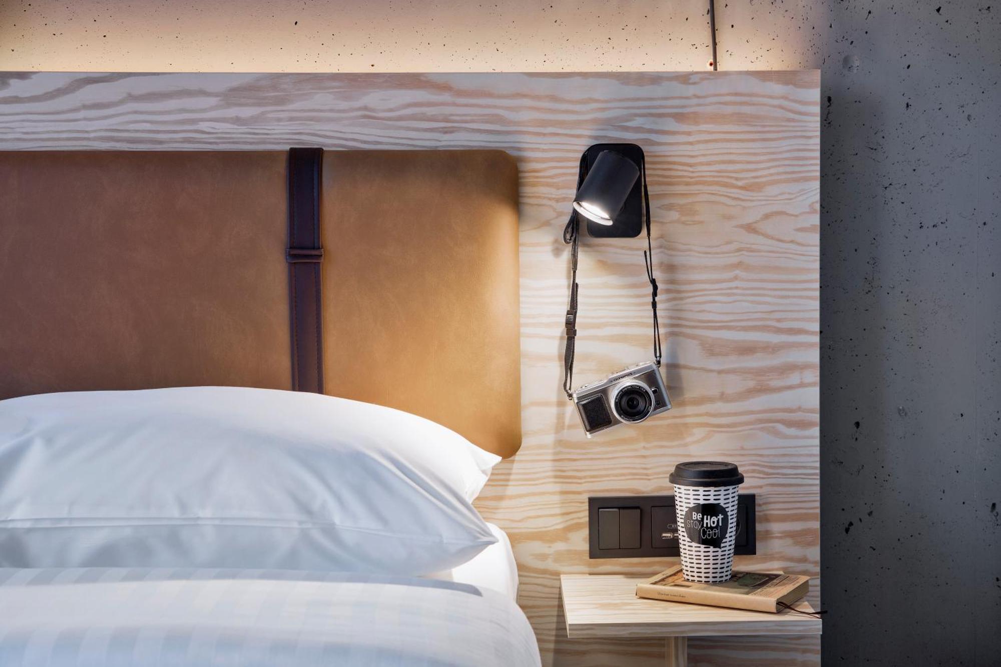 Größeres Zimmer Moxy Fabulous Sleeper mit 1 Queensize-Bett und Schlafsofa