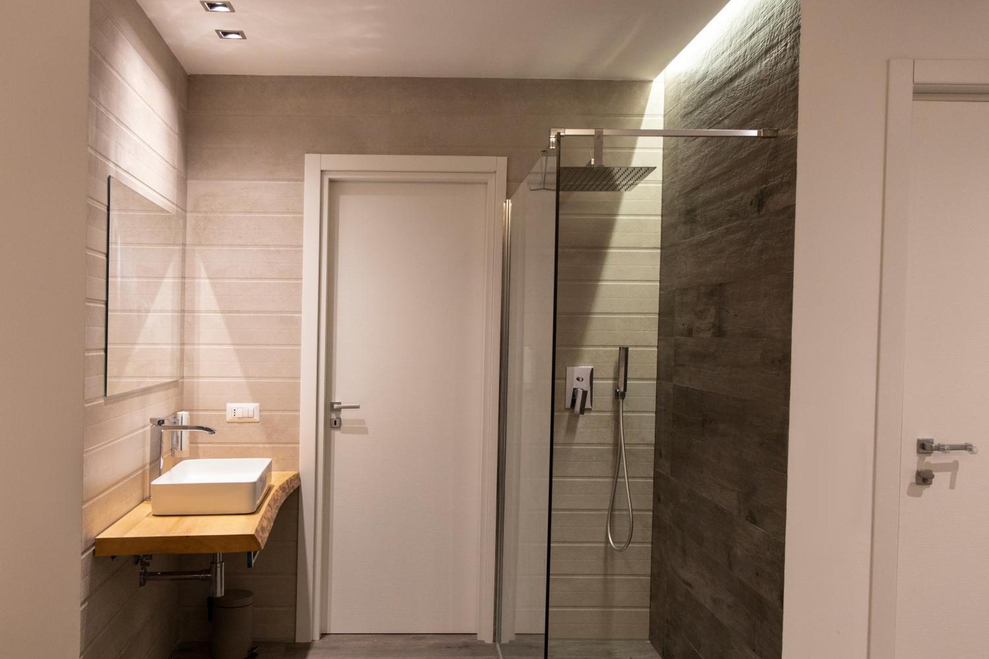 Deluxe Double Room Shower