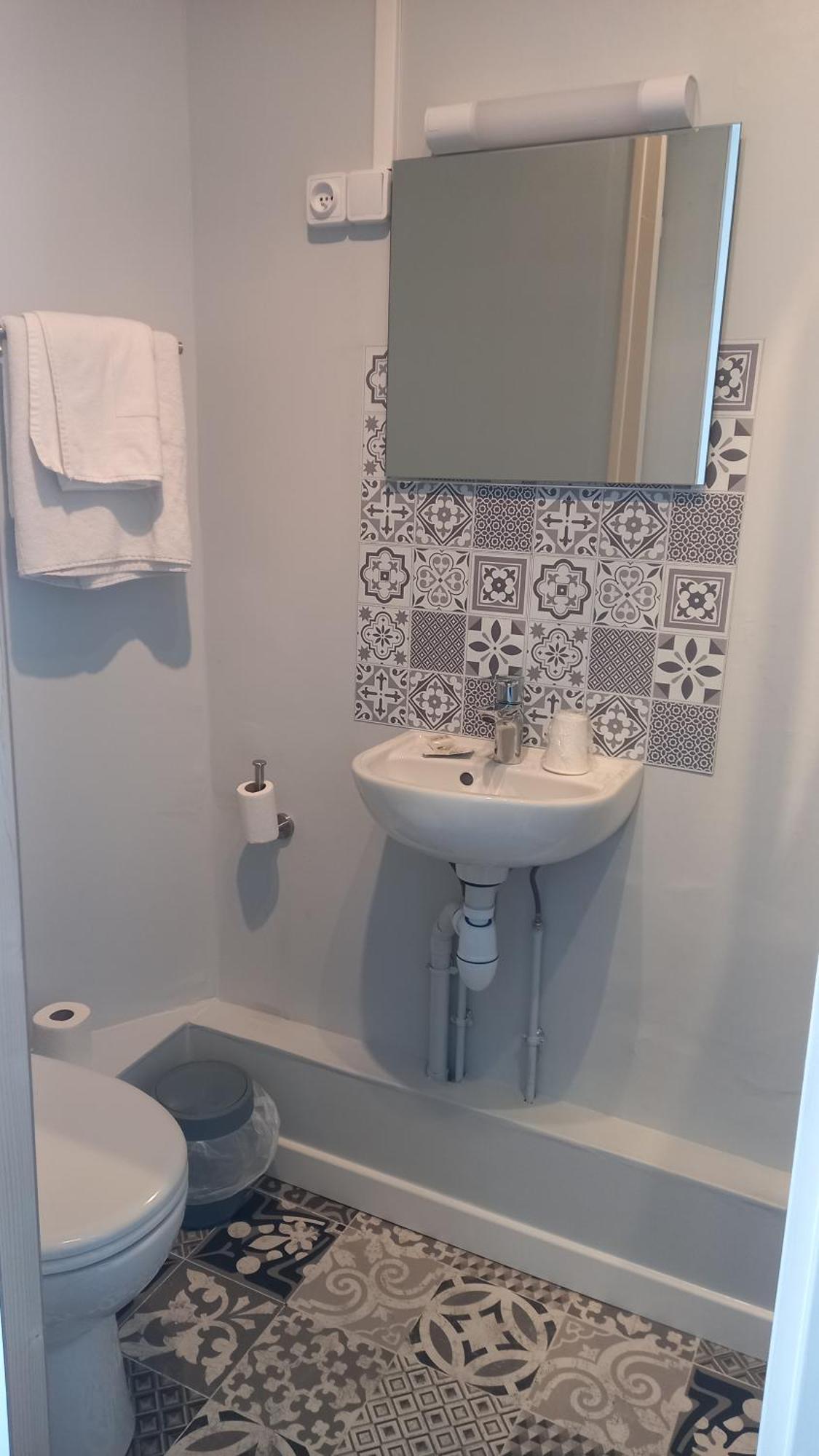 Small Single Room,1594669175:JPEG