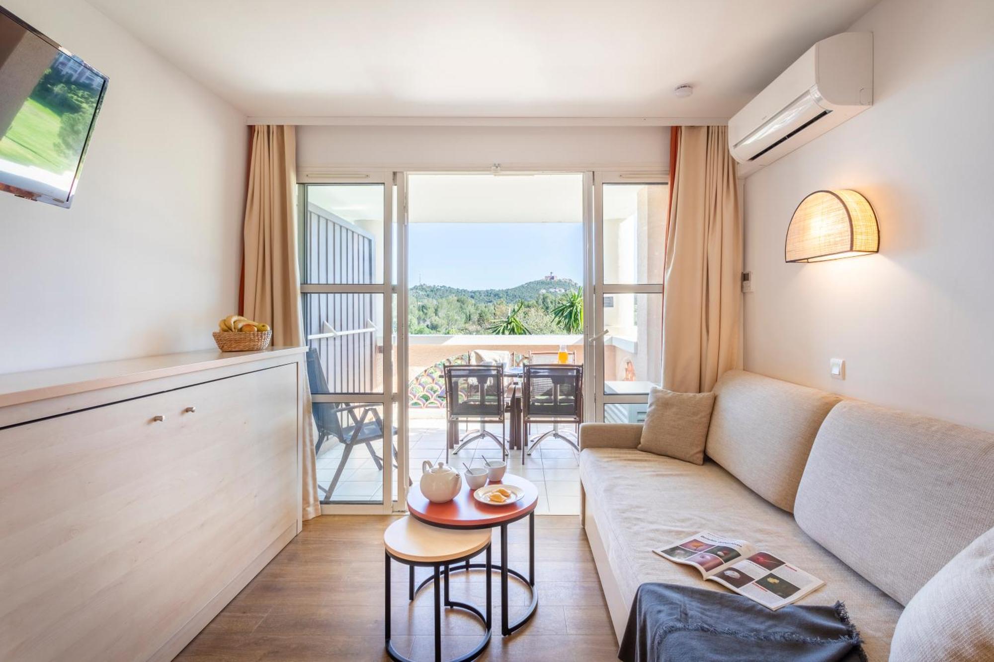 One-Bedroom Apartment with Air Conditioning and Terrace (5 People),1596013805:JPEG