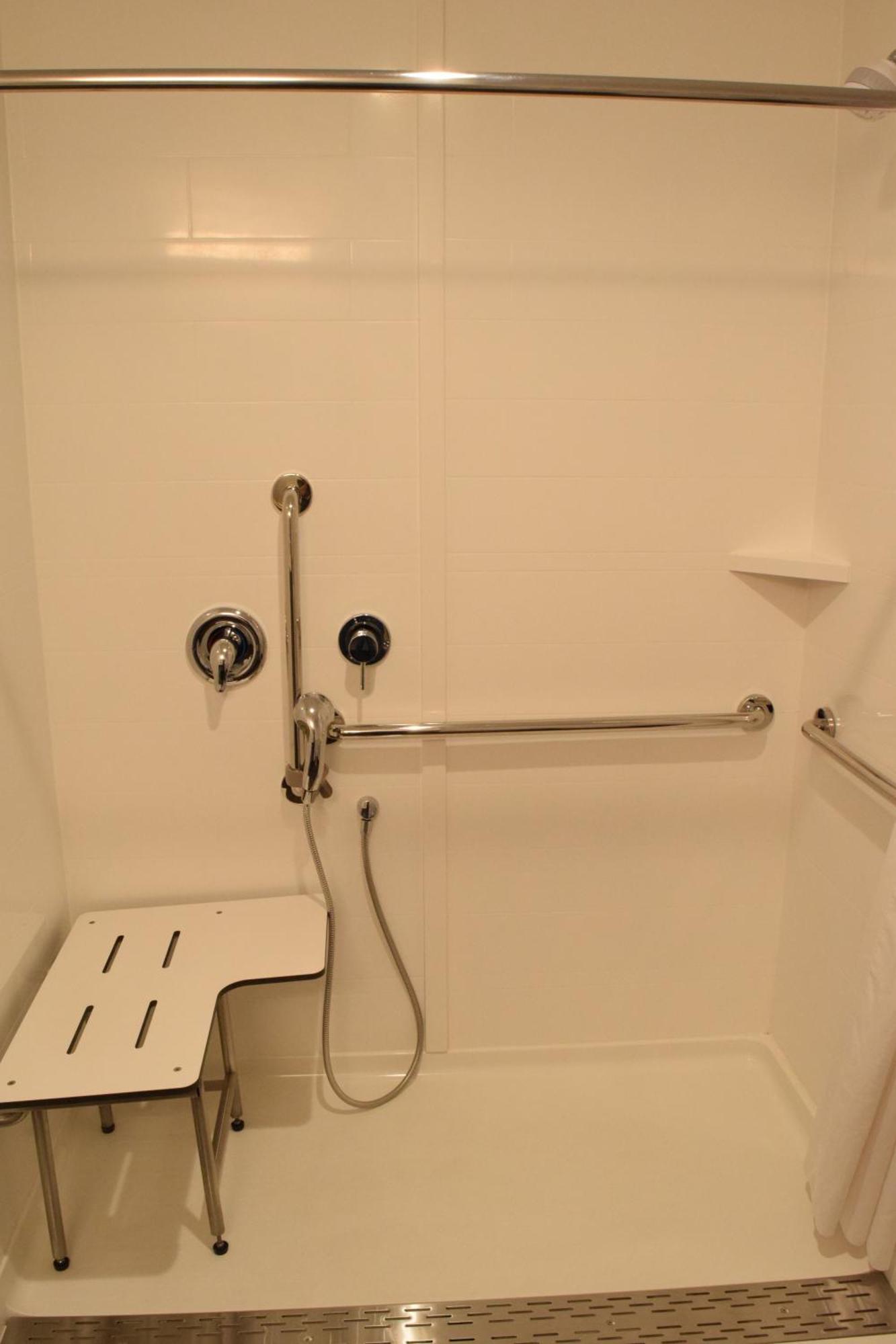 Queen Room with Two Queen Beds and Roll-In Shower - Mobility Access/Non-Smoking,1599677849:JPEG