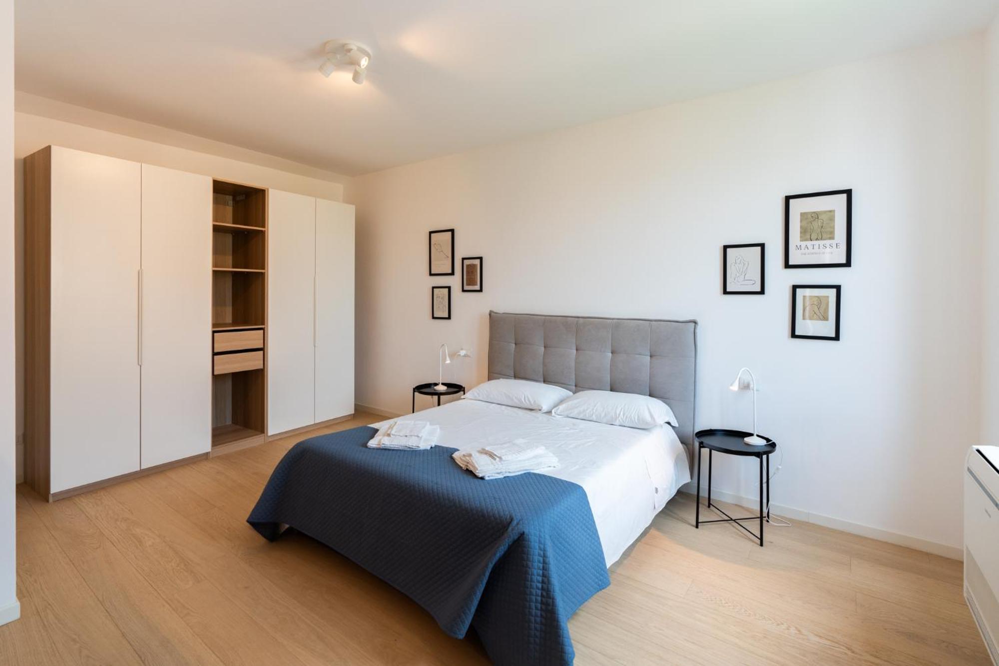 Deluxe One-Bedroom Apartment City View