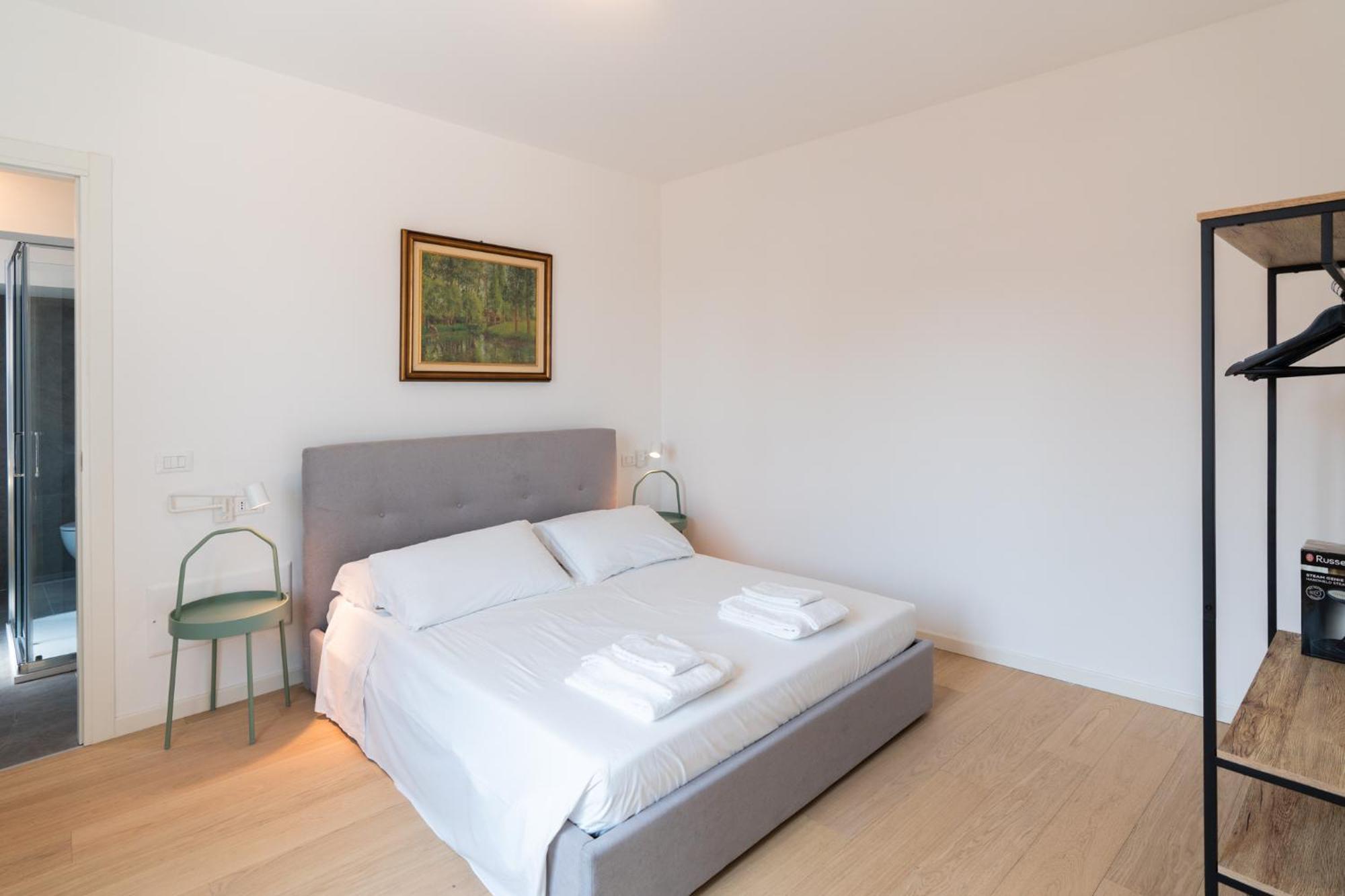 Deluxe One-Bedroom Apartment City View