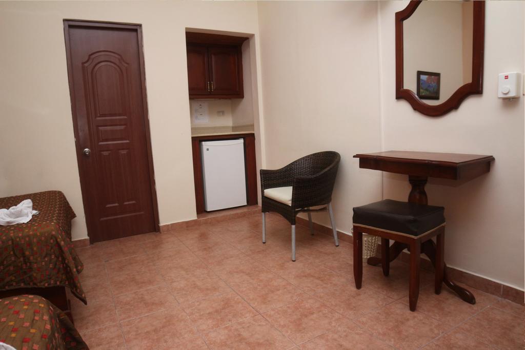 Habitación con cama grande