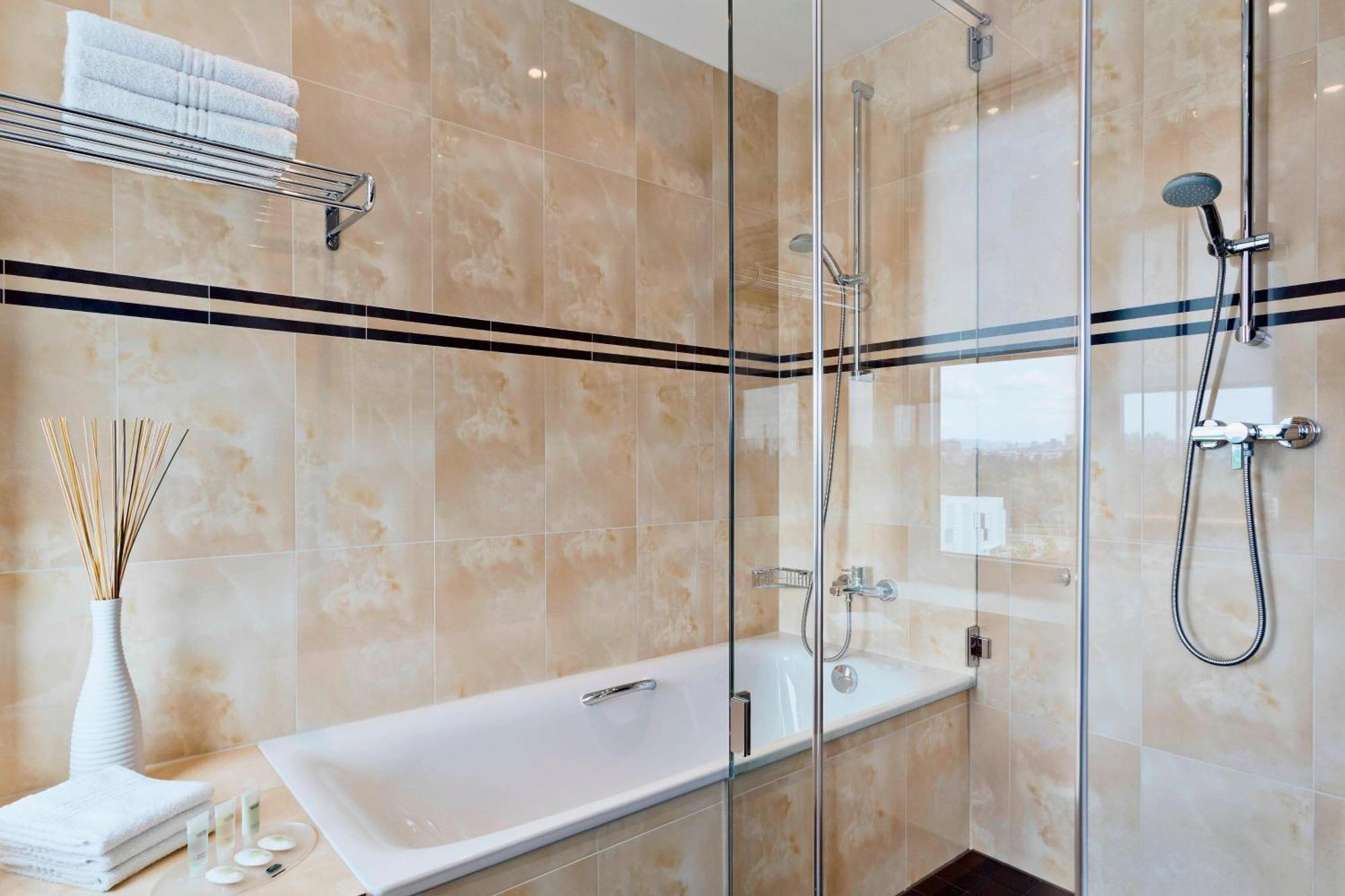 One-Bedroom Suite,1632209764:JPEG