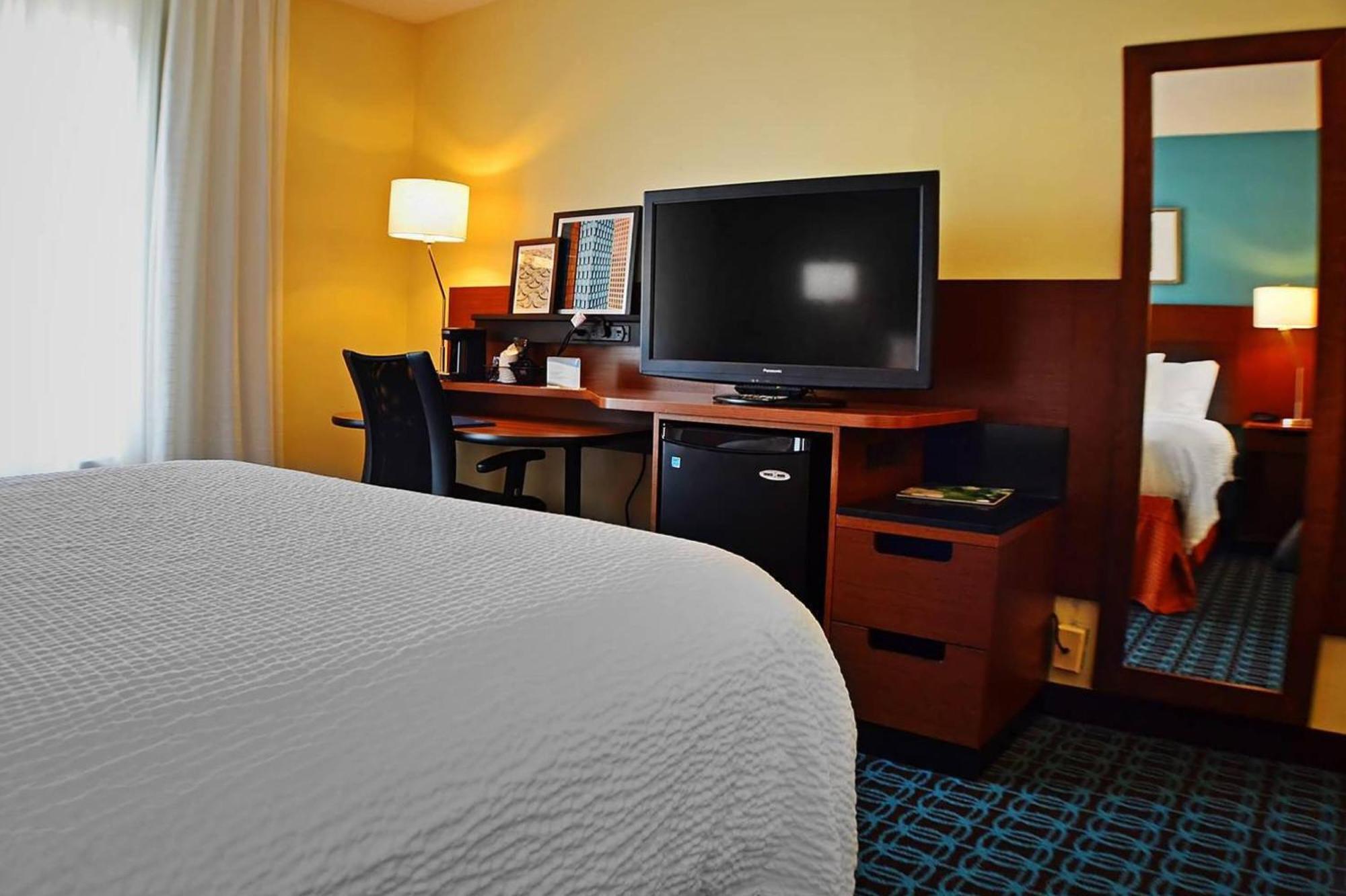 Queen Room with Two Queen Beds and Roll-In Shower - Mobility Access