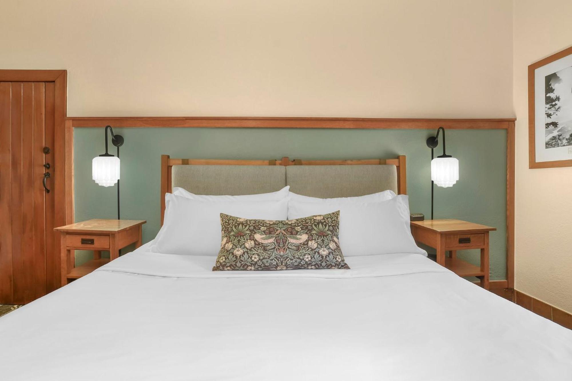Deluxe Resort View Room 1 King Bed