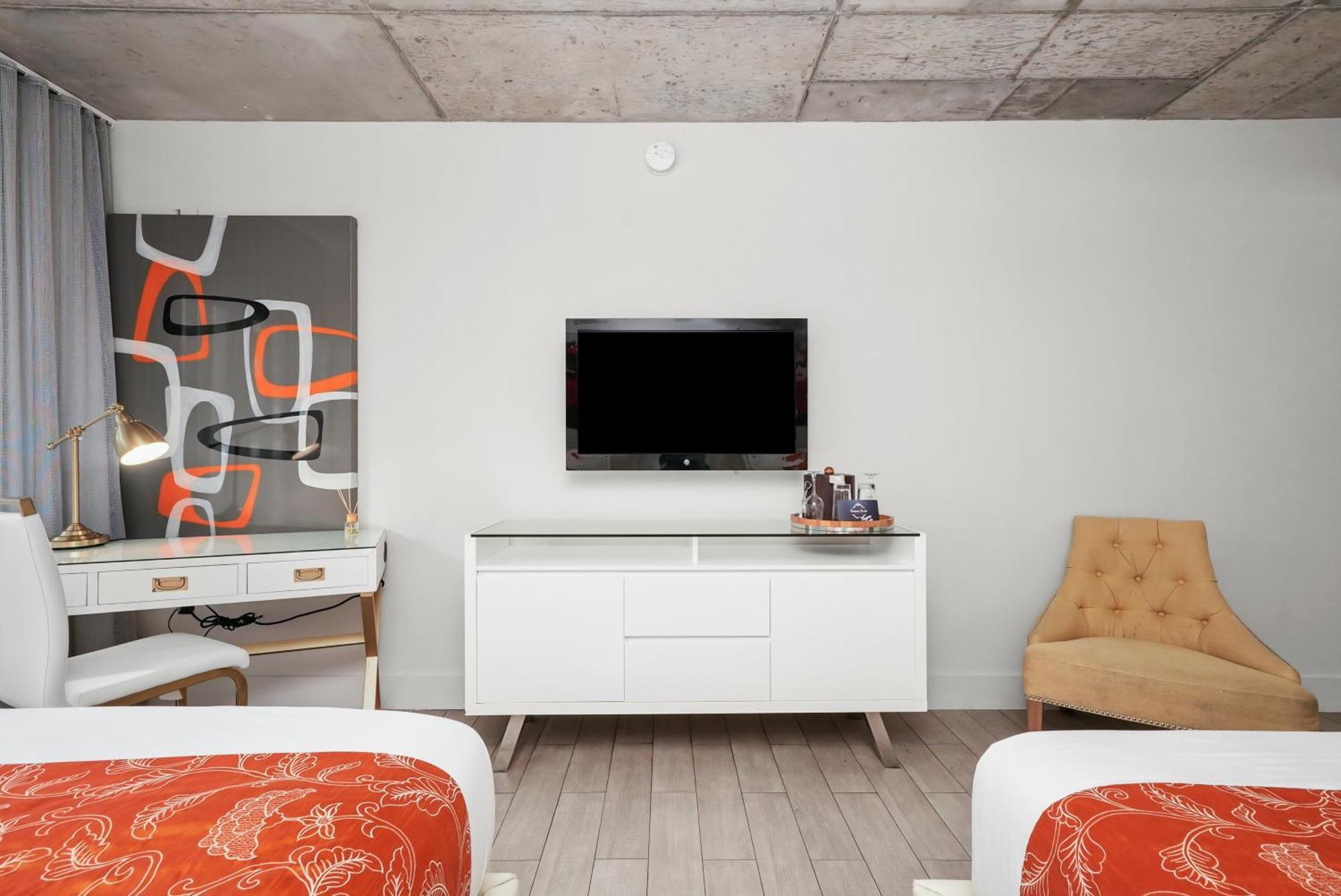 Alojamiento Doble Superior con cama grande y balcón