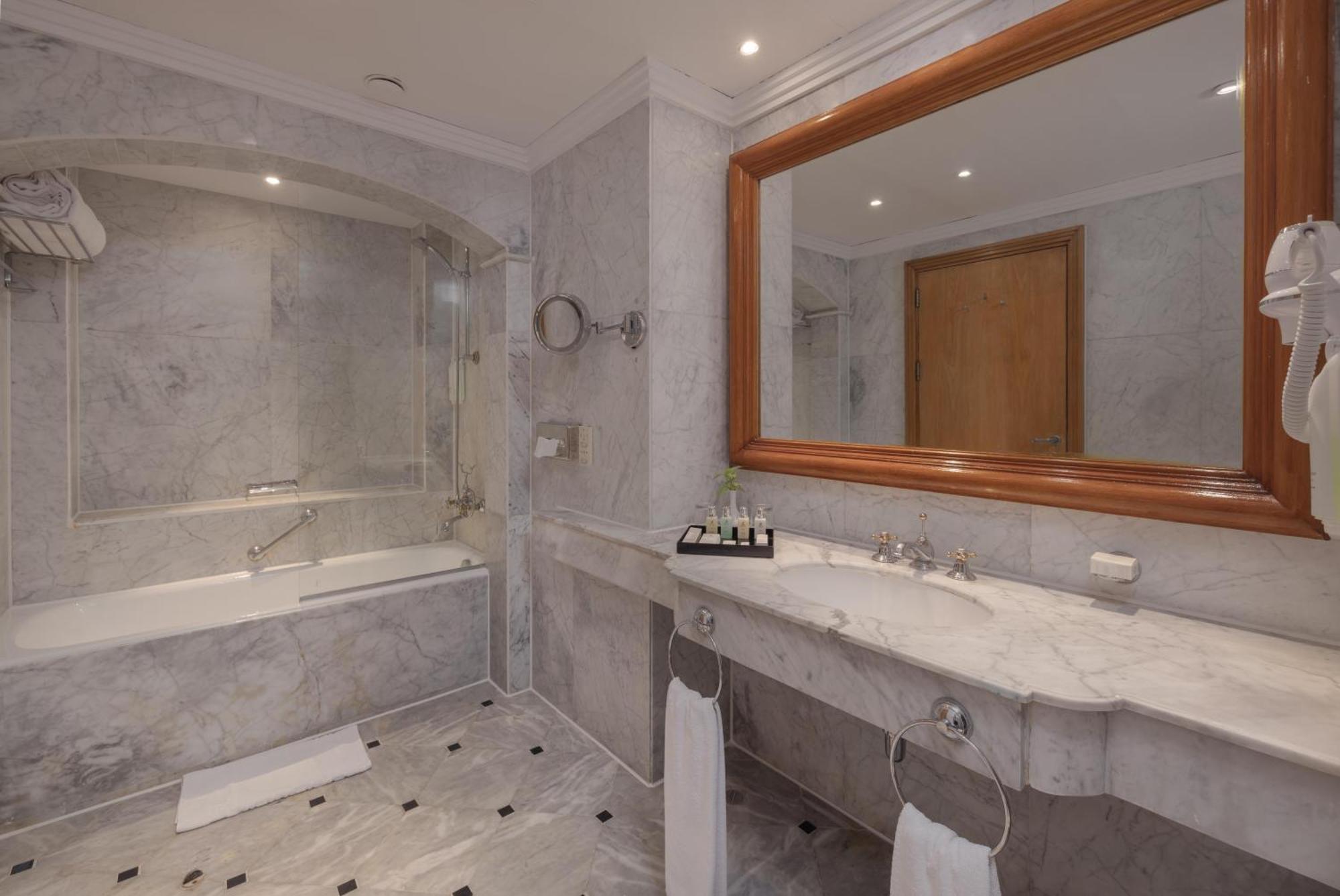 Junior Queen Suite